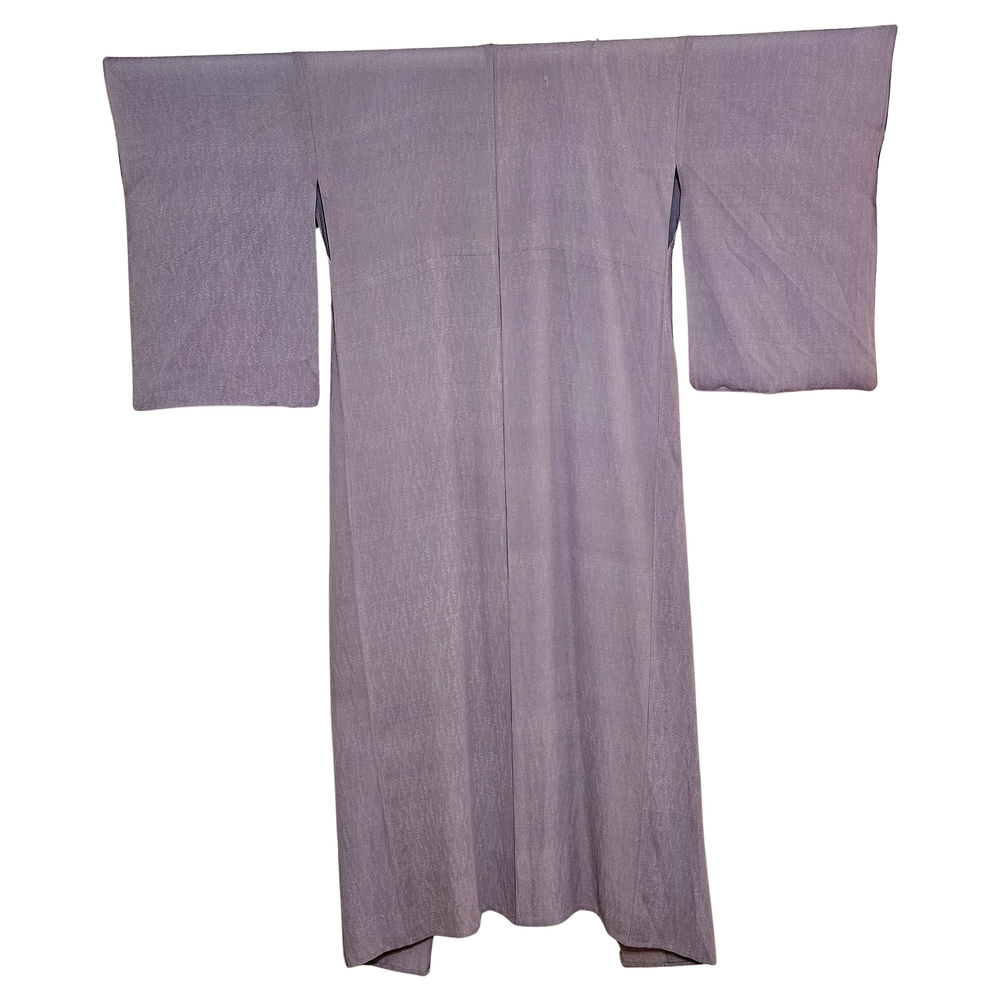SCHÖNE JAPANISCHE SEIDE KMIONO, in der Farbe Lavendel, und noch im neuen Zustand aus dem Inventar 1955, nie benutzt.