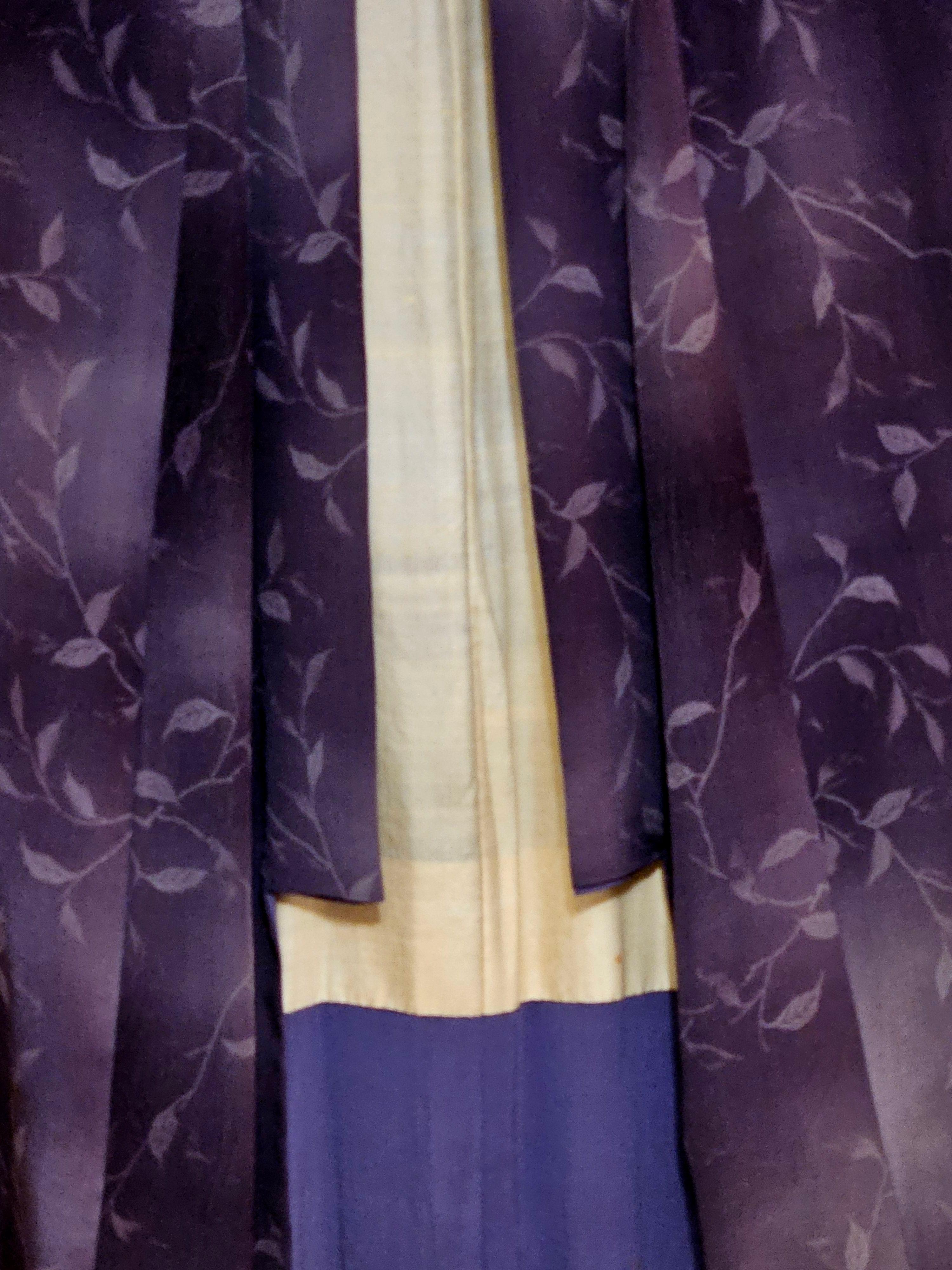 SCHÖNE JAPANISCHE SEIDE KMIONO, in der Farbe lila mit weißen Blumenmustern im ganzen, und noch in neuem Zustand aus dem Inventar 1955, nie benutzt.

