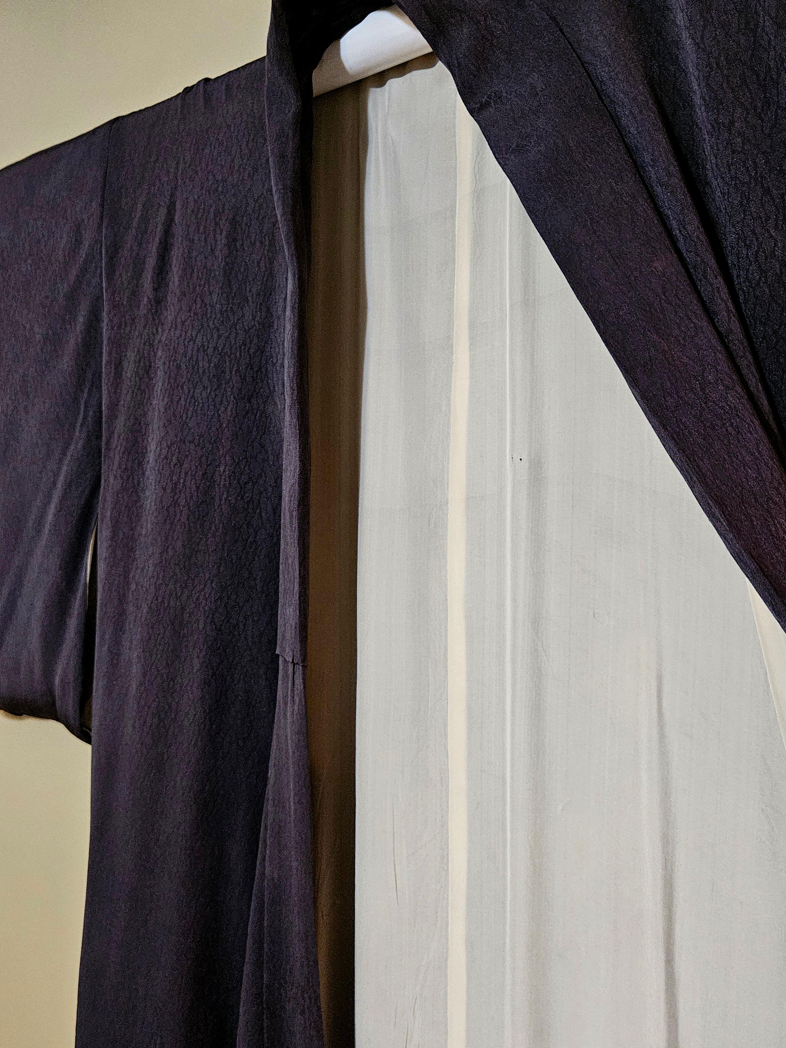 Japanischer handgefertigter langer Seiden-Kimono für Männer #3 von 1955 im Zustand „Gut“ im Angebot in Norton, MA