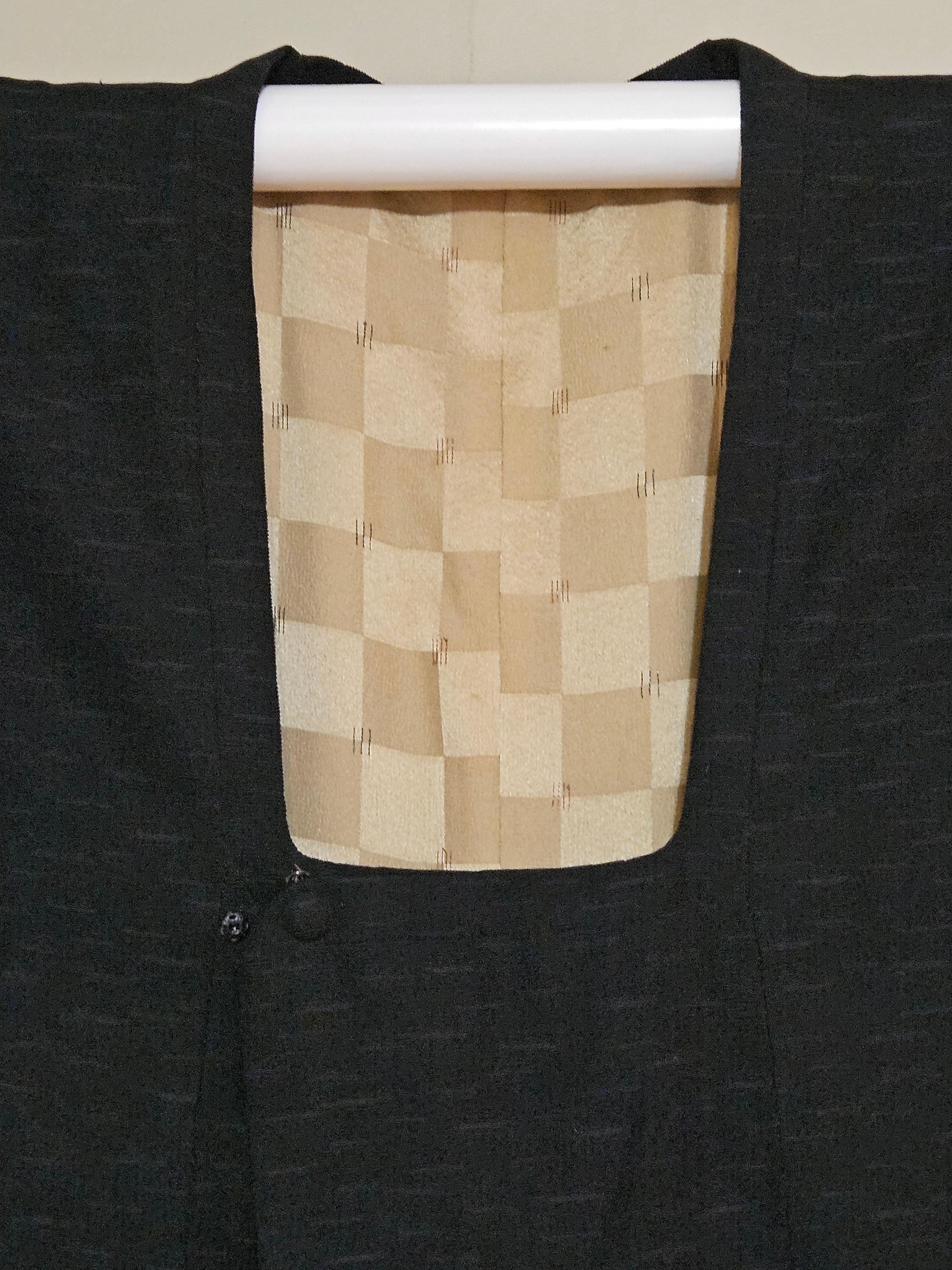 SCHÖNE JAPANISCHE SEIDE KMIONO, in der geschäftsmäßigen schwarz in Krepp mit kleinen weißen Flecken, und noch in neuem Zustand aus dem Inventar 1955, nie benutzt.


