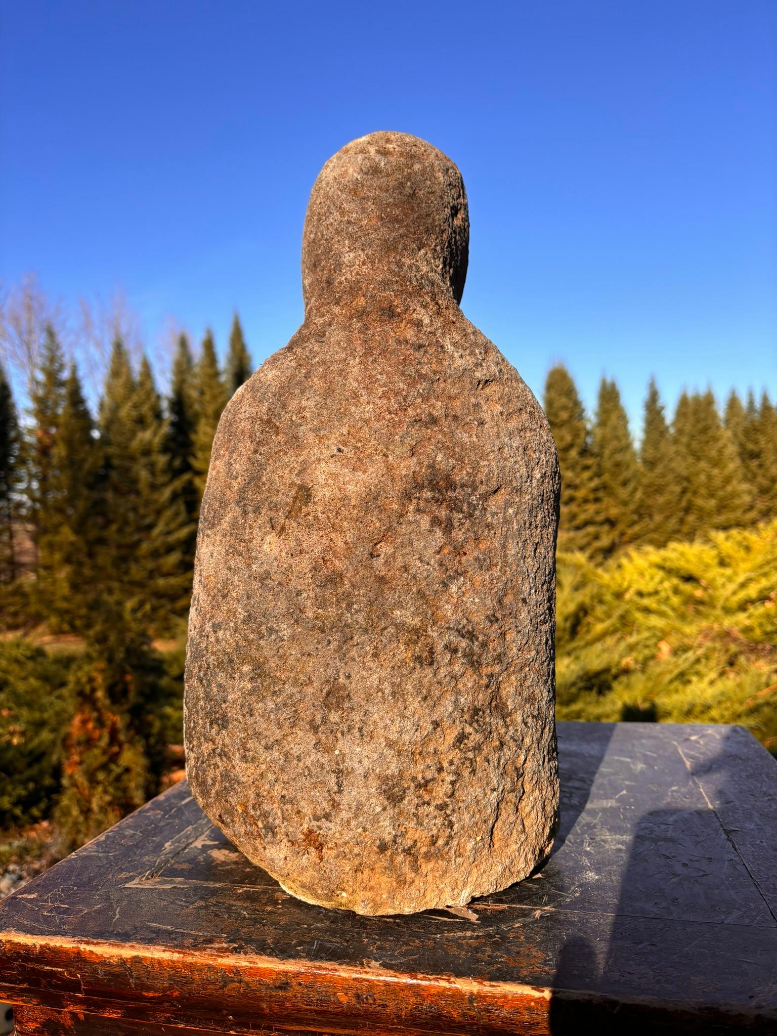 Japanischer sitzender Buddha im Gebet Buddha  Schöner antiker Stein im Angebot 5