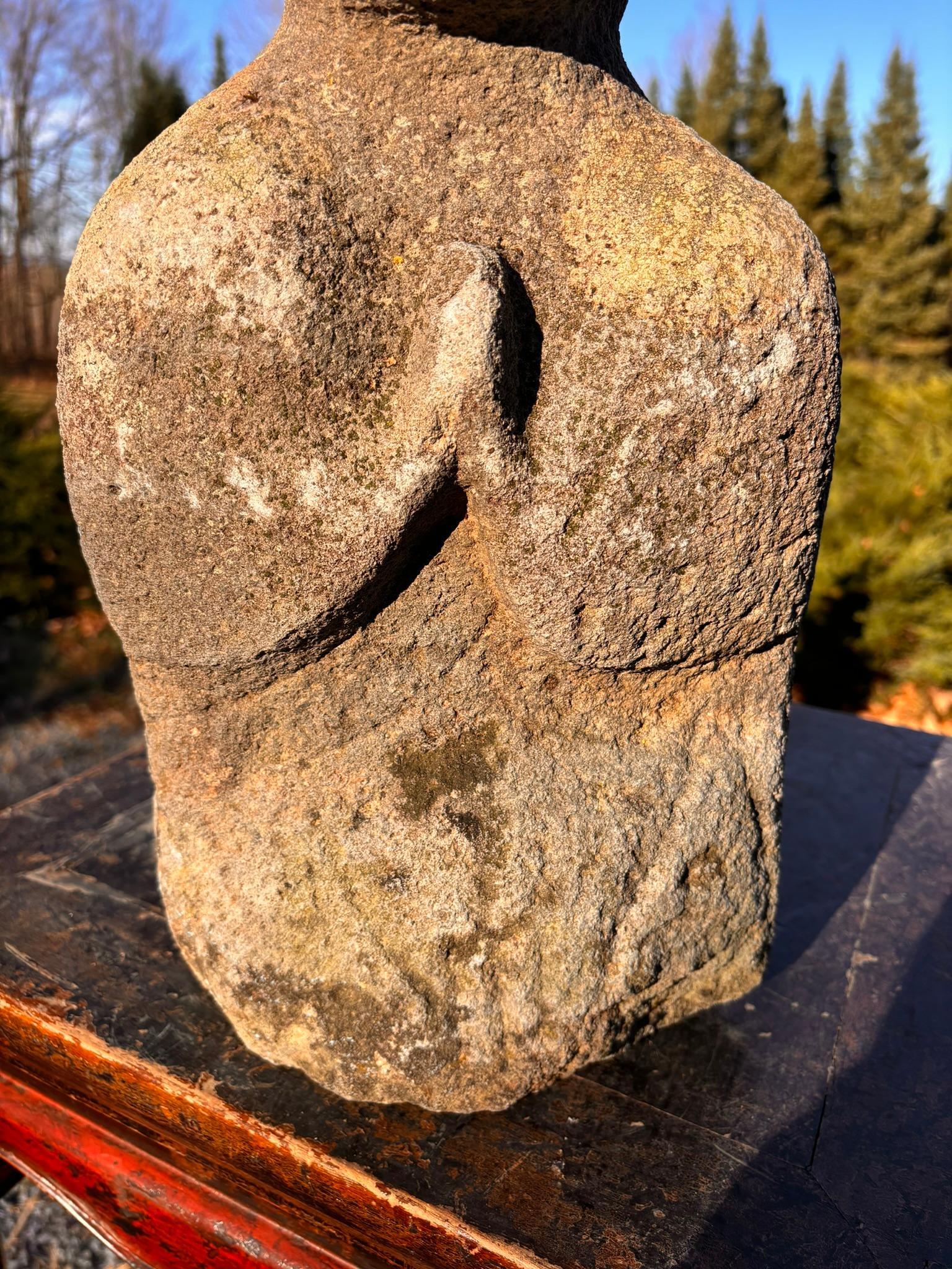 Japanischer sitzender Buddha im Gebet Buddha  Schöner antiker Stein im Angebot 6