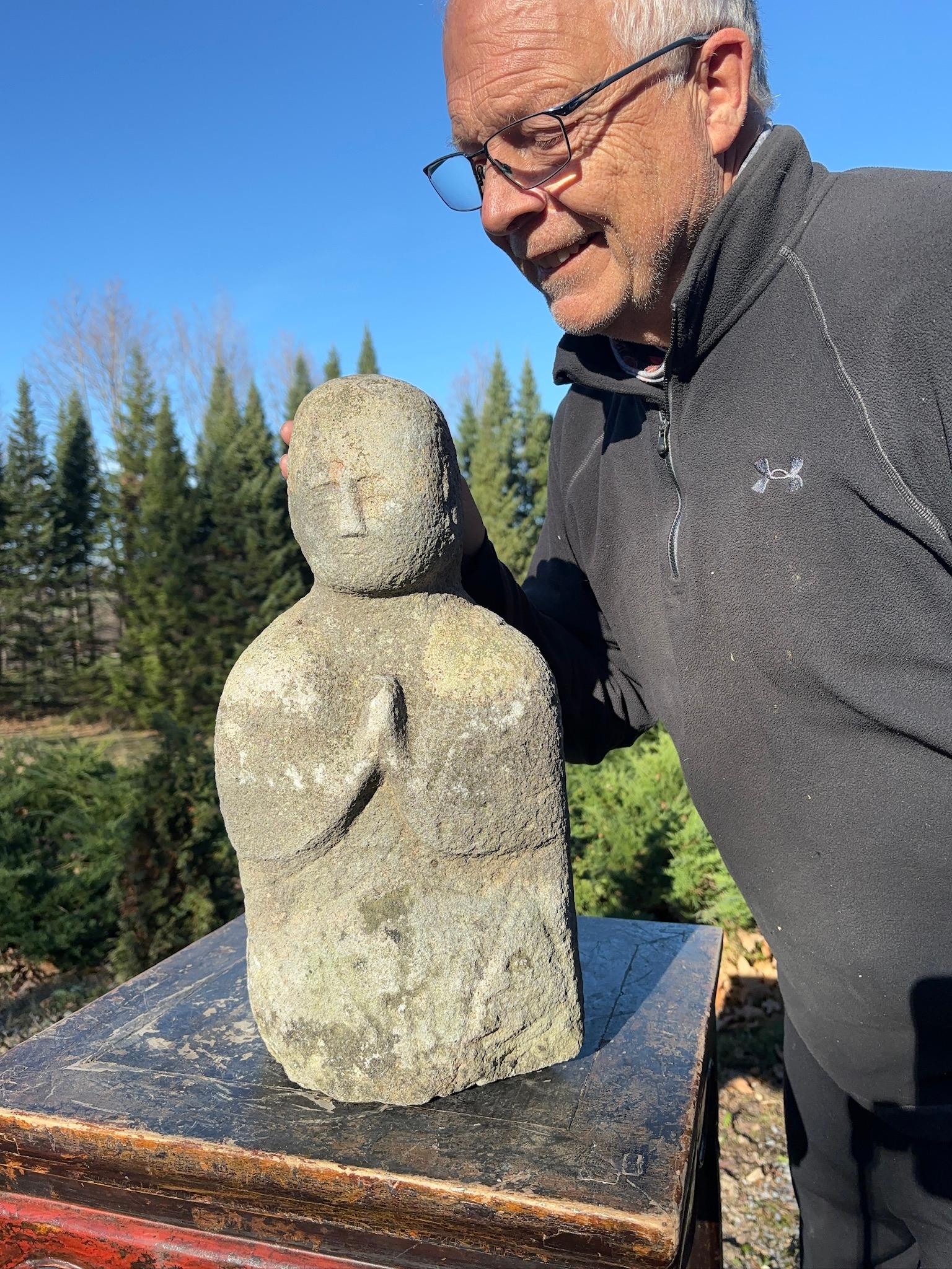 Eine ältere und bedeutende steinerne Buddha/Jizo-Wächter-Skulptur aus der späten Meiji-Periode in einer Gebetsmudra

Guter Kandidat für den Garten

In Japan ist Kṣitigarbha, bekannt als Jizō oder respektvoll als Ojizō-sama, eine der beliebtesten