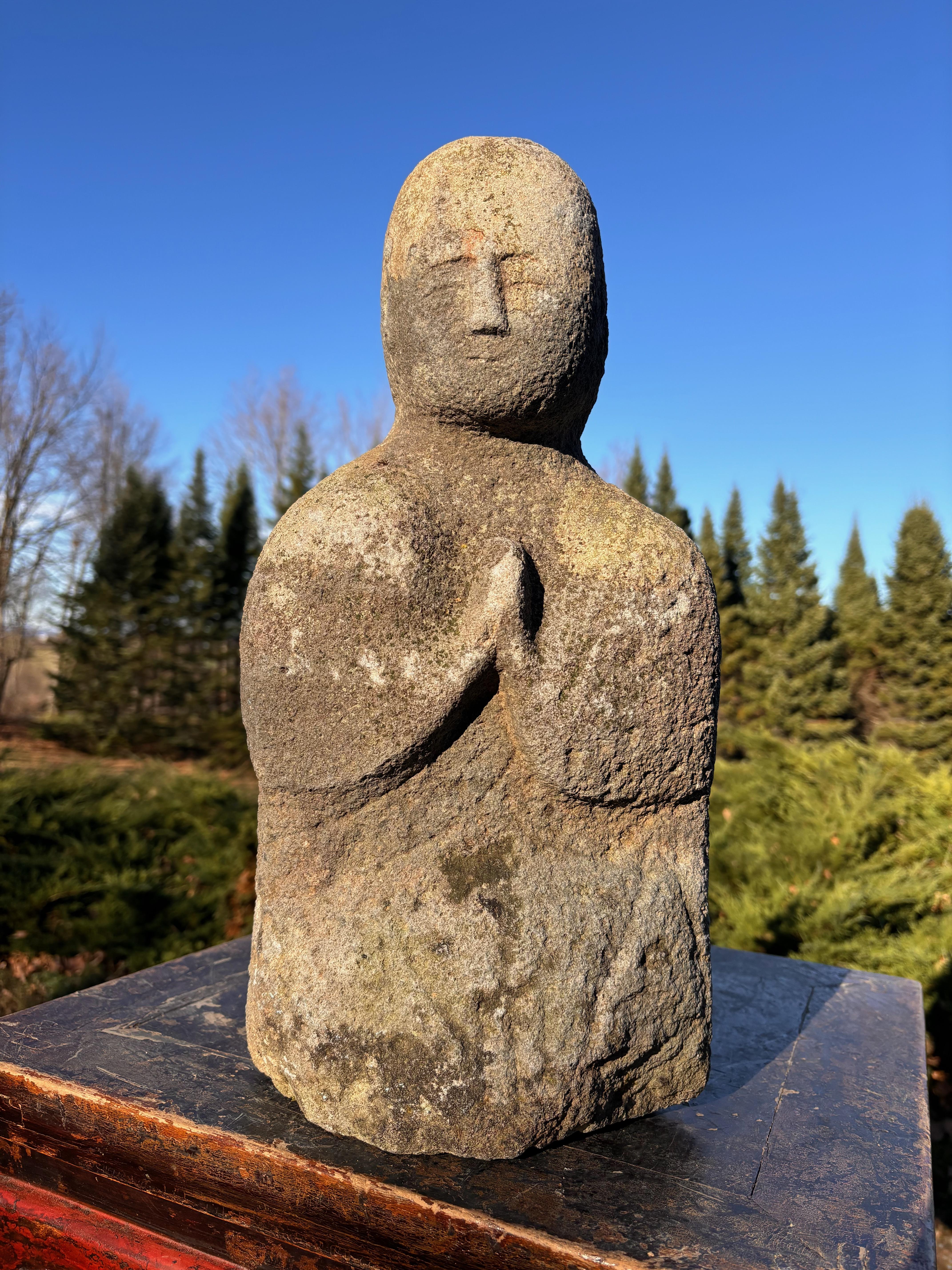 Japanischer sitzender Buddha im Gebet Buddha  Schöner antiker Stein (Meiji-Periode) im Angebot