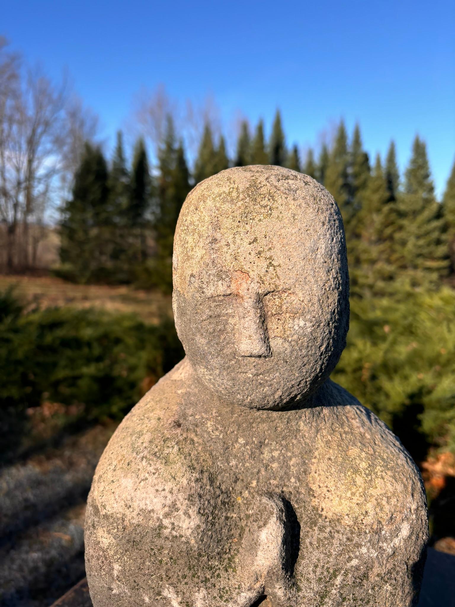 Japanischer sitzender Buddha im Gebet Buddha  Schöner antiker Stein (Handgeschnitzt) im Angebot