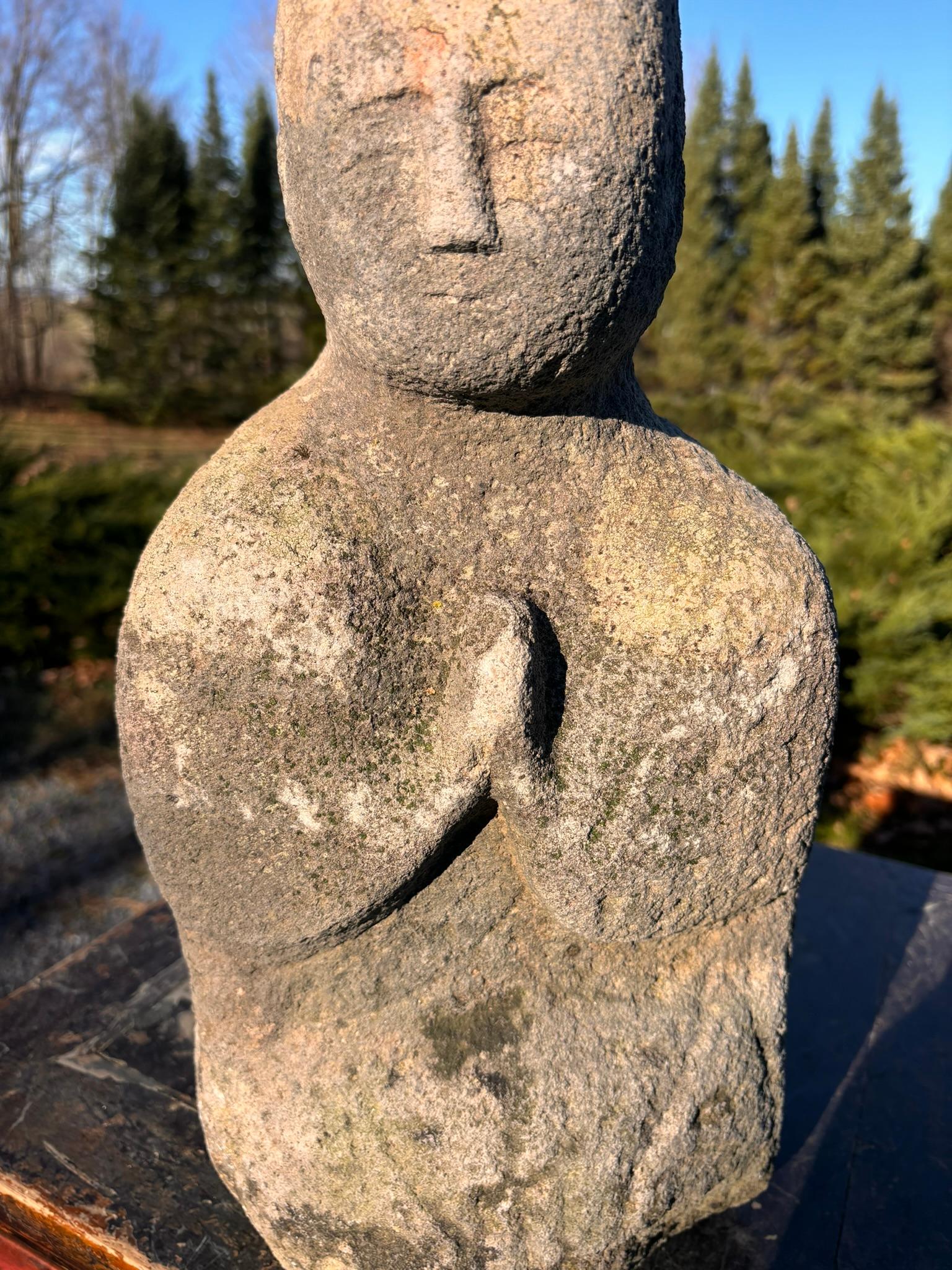Japanischer sitzender Buddha im Gebet Buddha  Schöner antiker Stein im Zustand „Gut“ im Angebot in South Burlington, VT