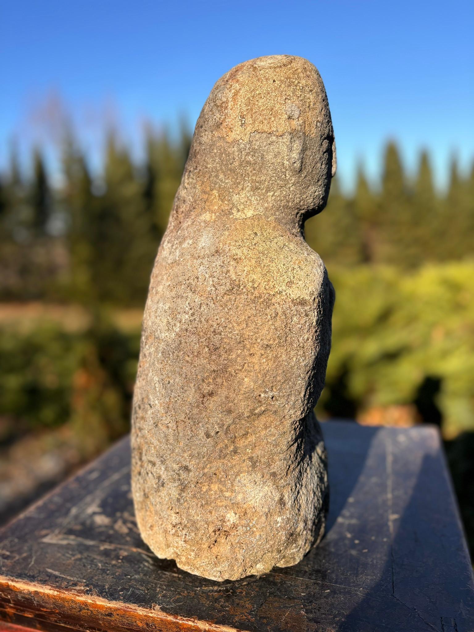 Japanischer sitzender Buddha im Gebet Buddha  Schöner antiker Stein im Angebot 1