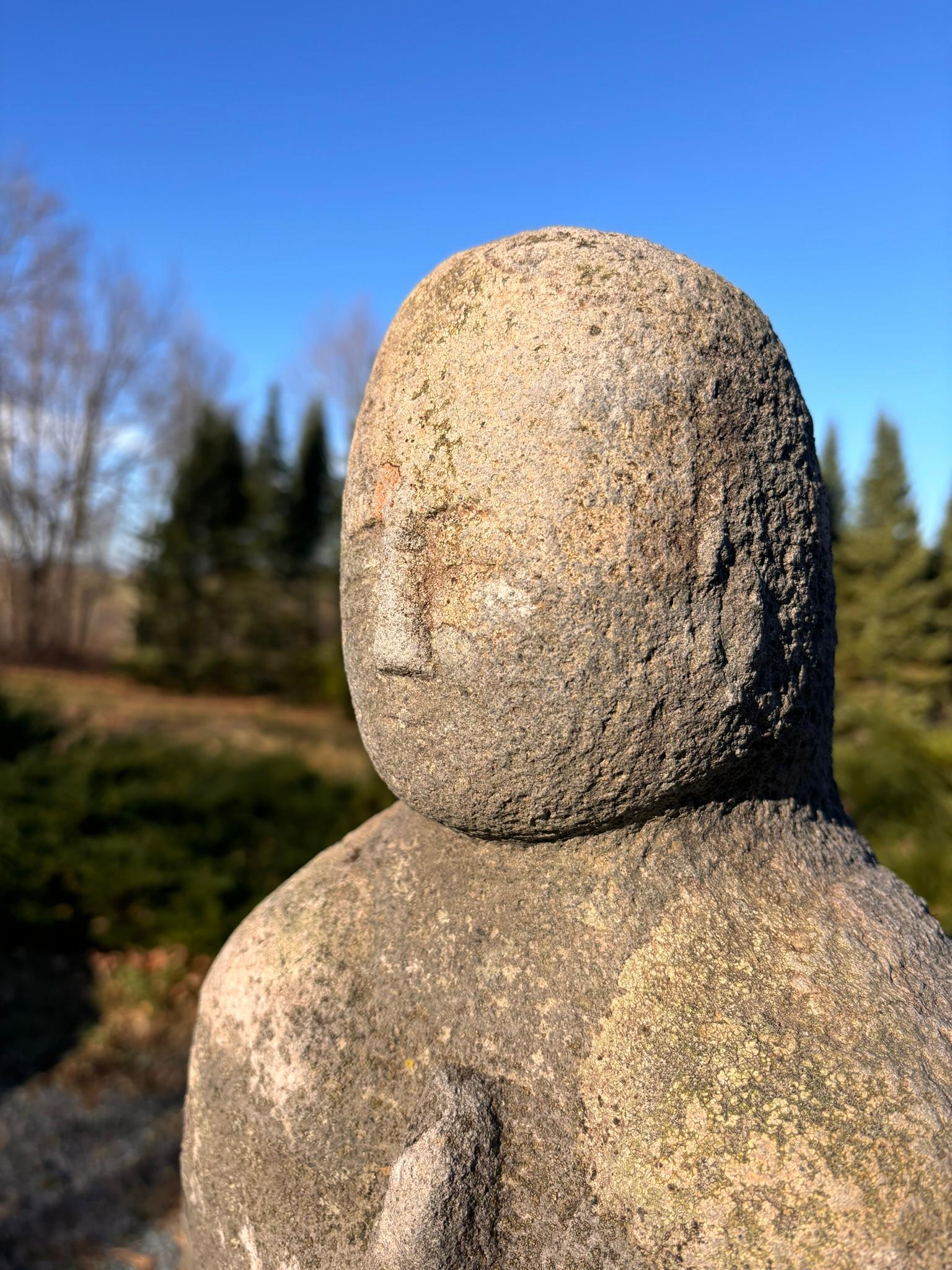 Japanischer sitzender Buddha im Gebet Buddha  Schöner antiker Stein im Angebot 2