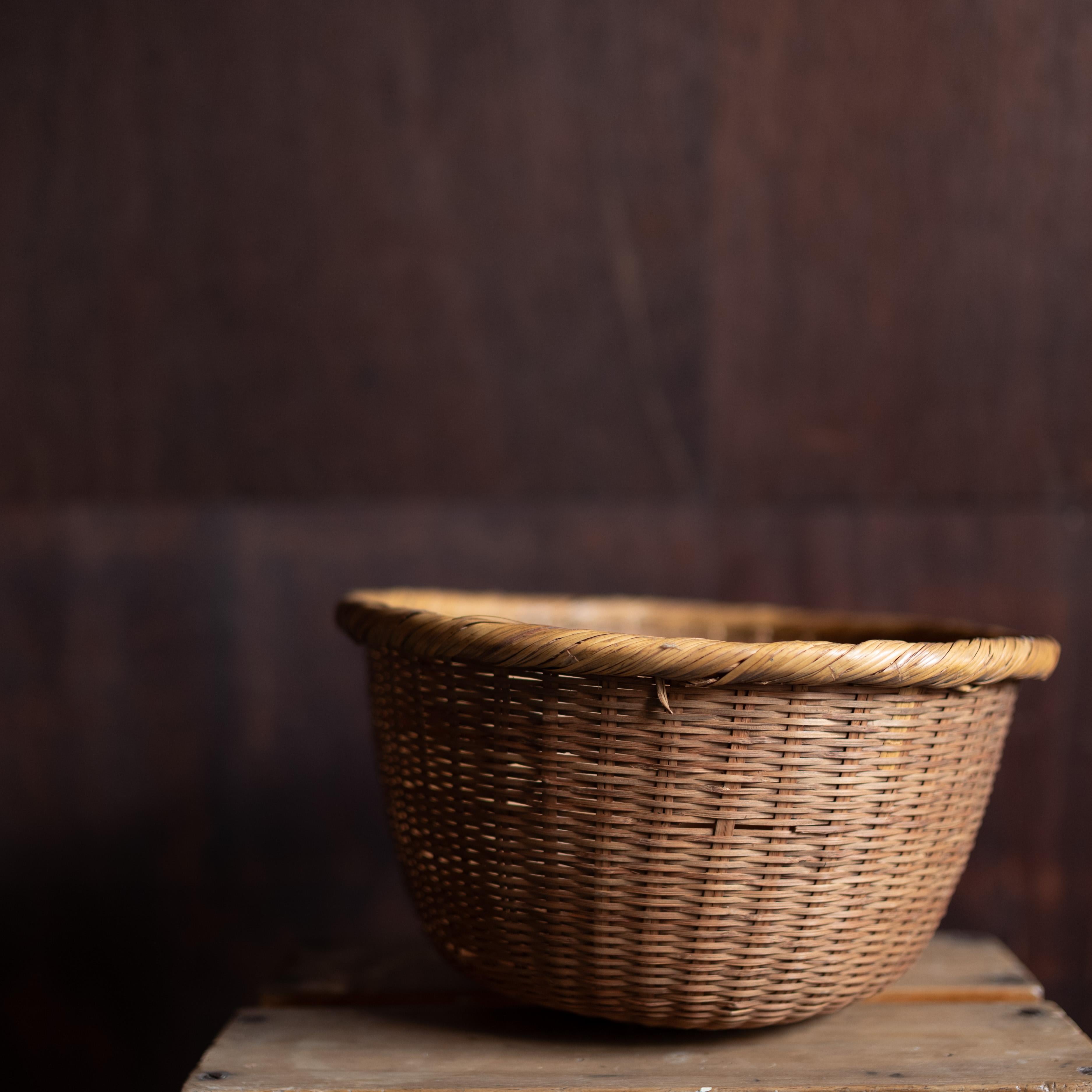 Japanese Handwoven Basket, Kago, Japan, 20th Century In Good Condition For Sale In Edogawa-ku Tokyo, JP