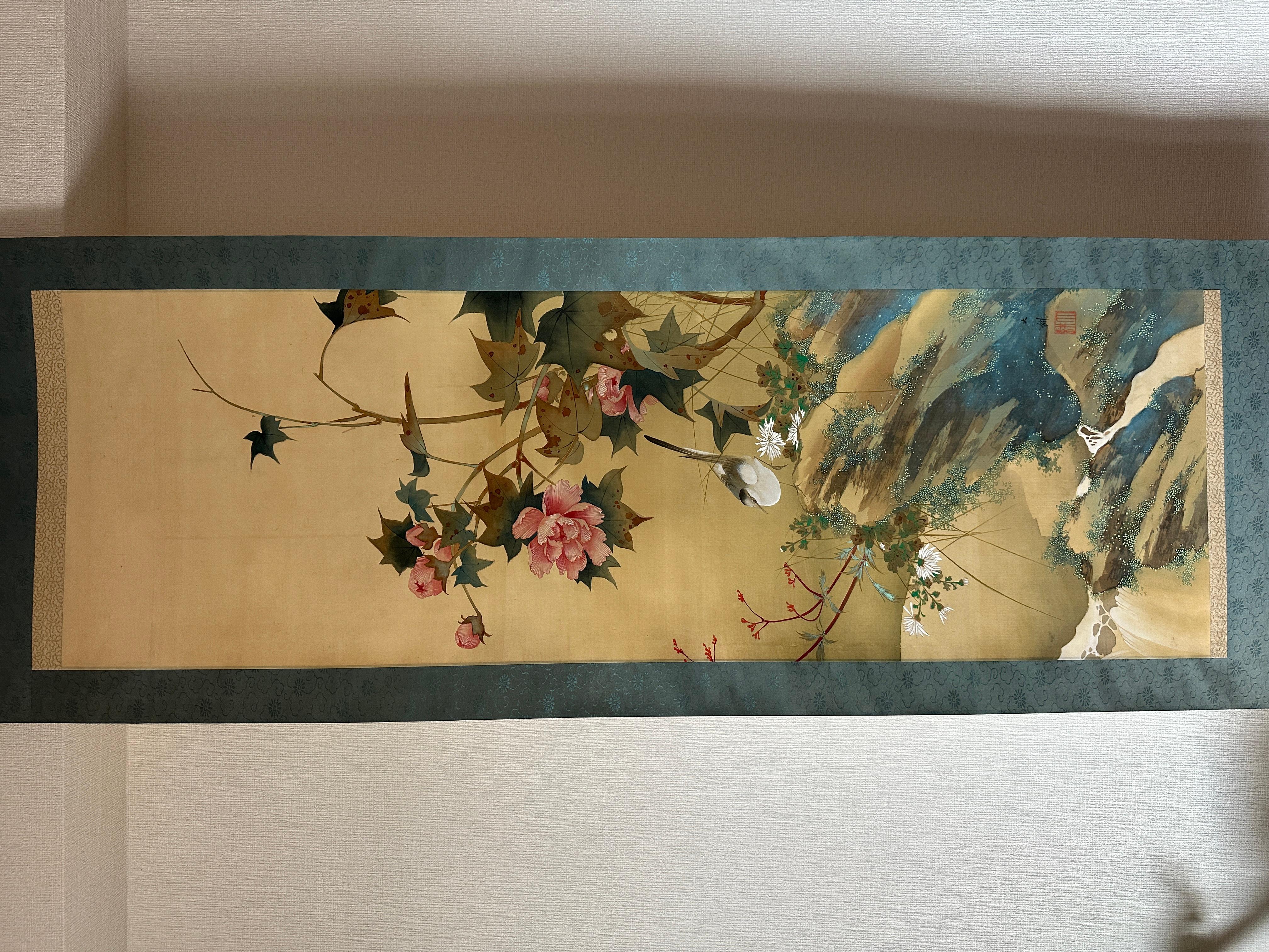 Dimensiones: 53 × 194 cm (total), 40 × 127 cm (cuadro)
Tamaño de la caja: 61 × 7 cm

Refinado pergamino colgante japonés (kakejiku) del siglo XX que representa delicadas flores de peonía rosa y follaje verde intenso cayendo en cascada con gracia