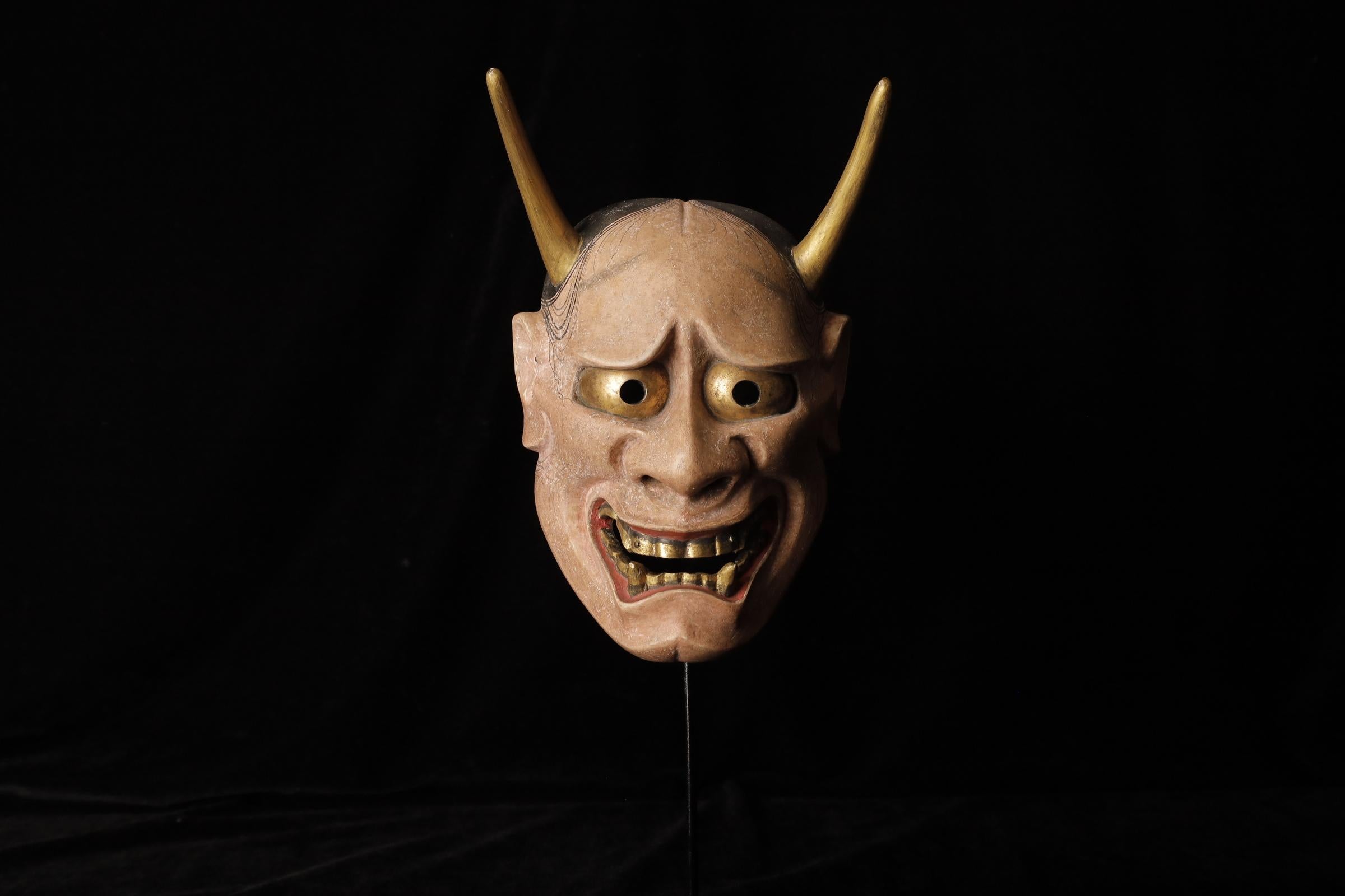 Hannya (般若)  Maschera Noh attribuita a Takada Fuki (高田 冨季, 1935-2008)

Maschera: Hannya (般若)
SKU: TBA03
Dimensioni: L: 16 cm, H: 21 cm (L/corna 25 cm)

La maschera Hannya rappresenta un demone femminile consumato dalla gelosia, dalla rabbia e dal