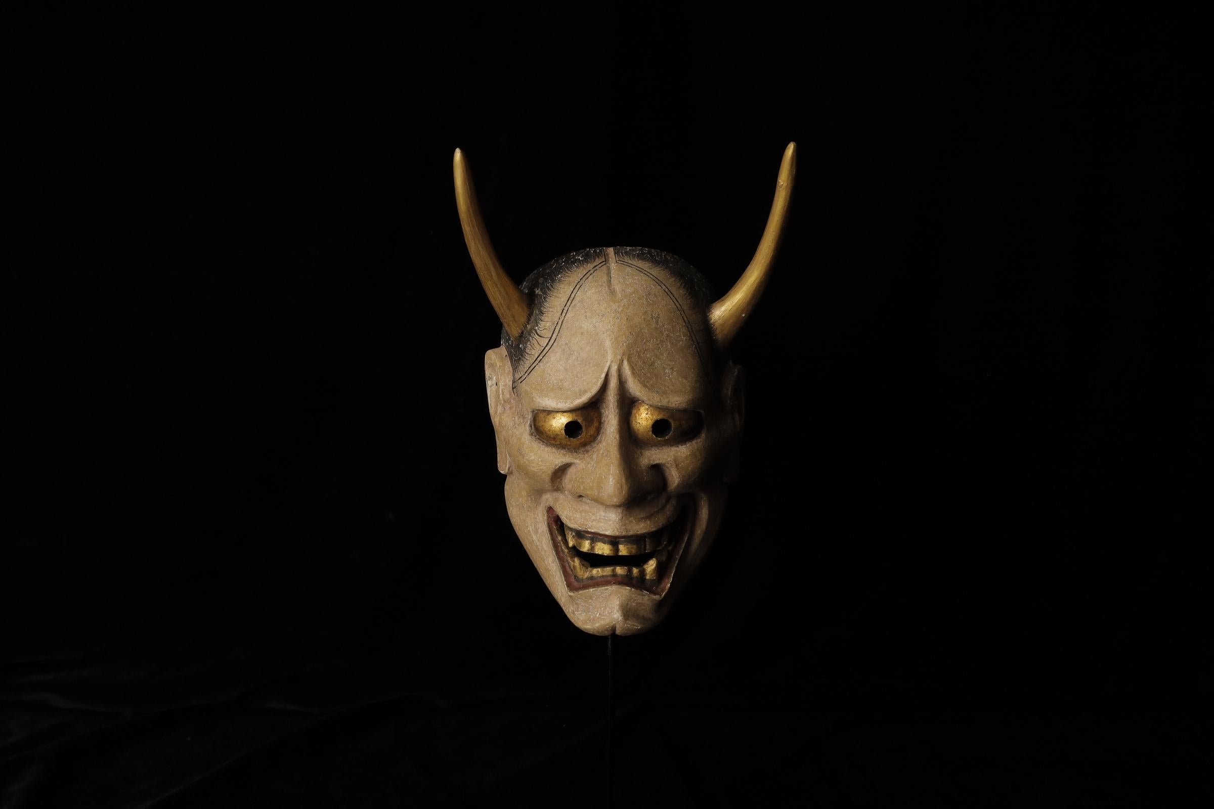 Hannya (般若)  Maschera Noh attribuita a Takada Fuki (高田 冨季, 1935-2008)

Maschera: Hannya (般若)
SKU: TBA08
Dimensioni: L: 15,5 cm, H: 21 cm (L/corna 26 cm)

La maschera Hannya rappresenta un demone femminile consumato dalla gelosia, dalla rabbia e dal