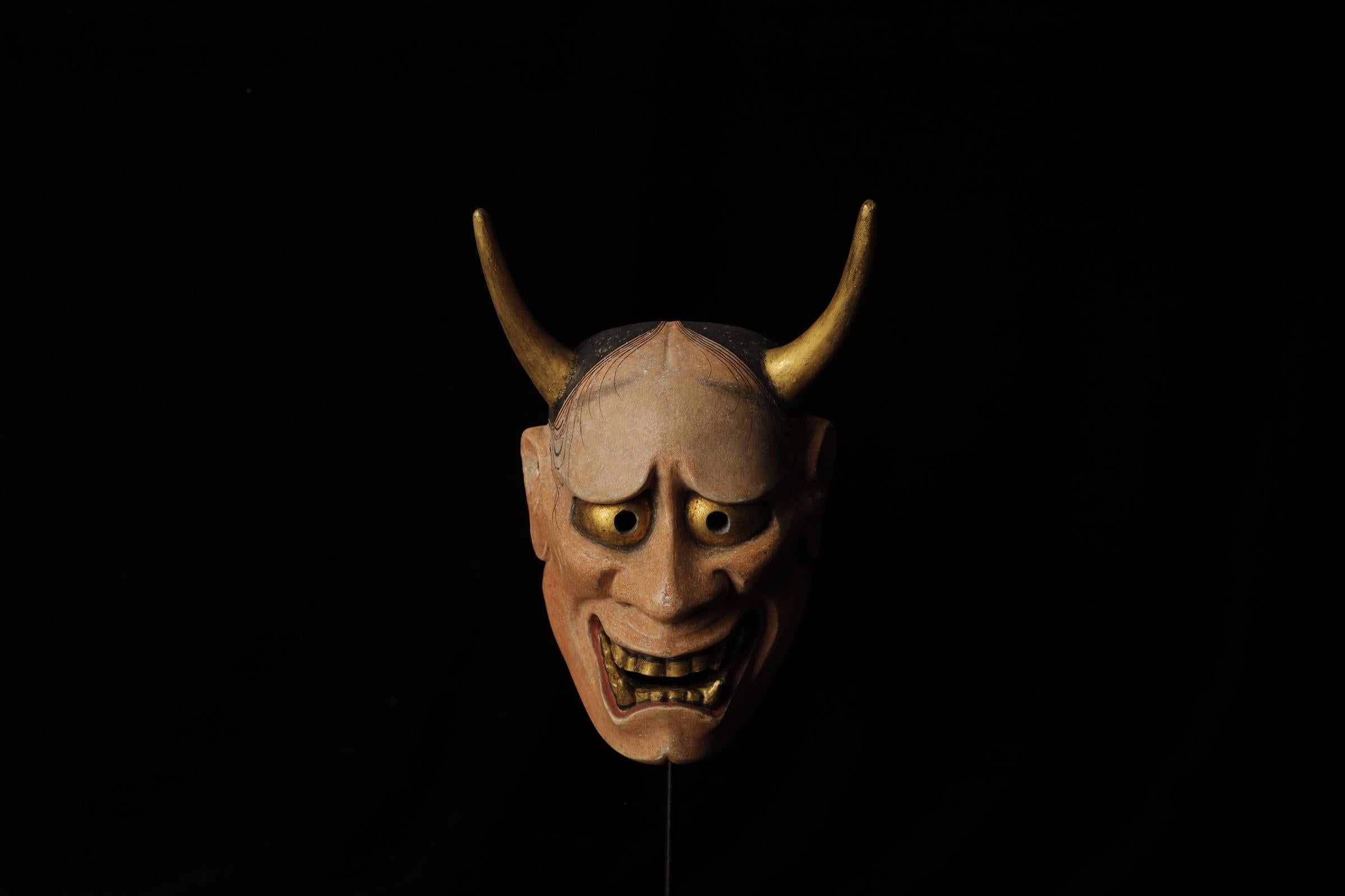 Hannya (般若)  Maschera Noh attribuita a Takada Fuki (高田 冨季, 1935-2008)

Maschera: Hannya (般若)
SKU: TBA15
Dimensioni: L: 17 cm, H: 21 cm (L/corna 25,5 cm)

La maschera Hannya rappresenta un demone femminile consumato dalla gelosia, dalla rabbia e dal