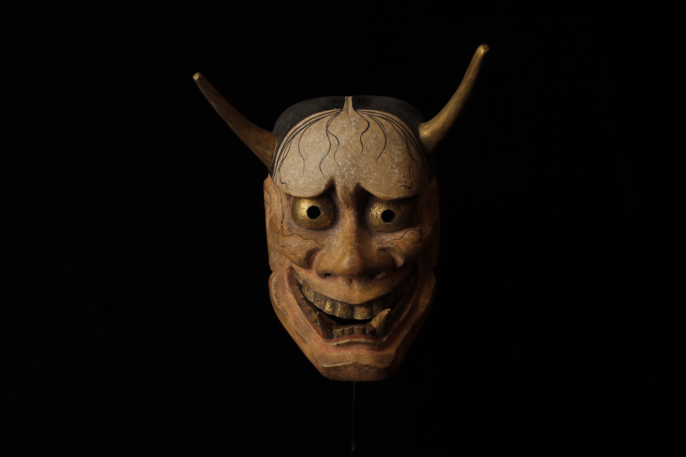 Hannya (般若)  Maschera Noh attribuita a Takada Fuki (高田 冨季, 1935-2008)

Maschera: Hannya (般若)
SKU: TBA19
Dimensioni: L: 15 cm, H: 22 cm (L/corna 25 cm)

La maschera Hannya rappresenta un demone femminile consumato dalla gelosia, dalla rabbia e dal