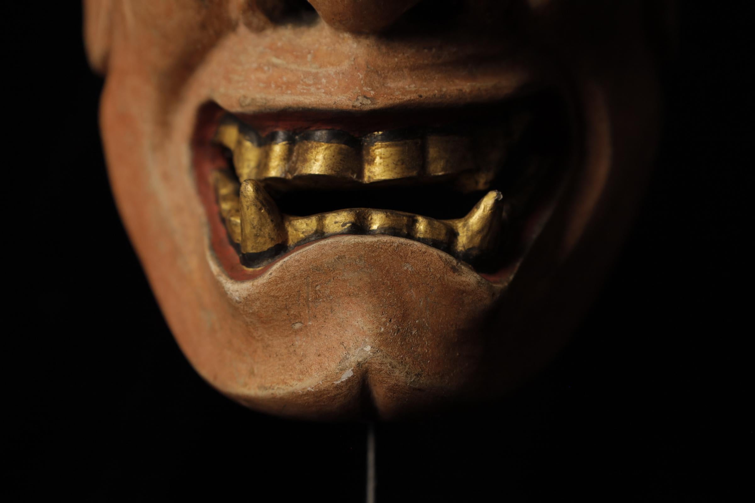 Intagliato a mano Maschera Noh giapponese Hannya (般若). Attribuito a Takada Fuki (高田 冨季, 1935-2008) in vendita