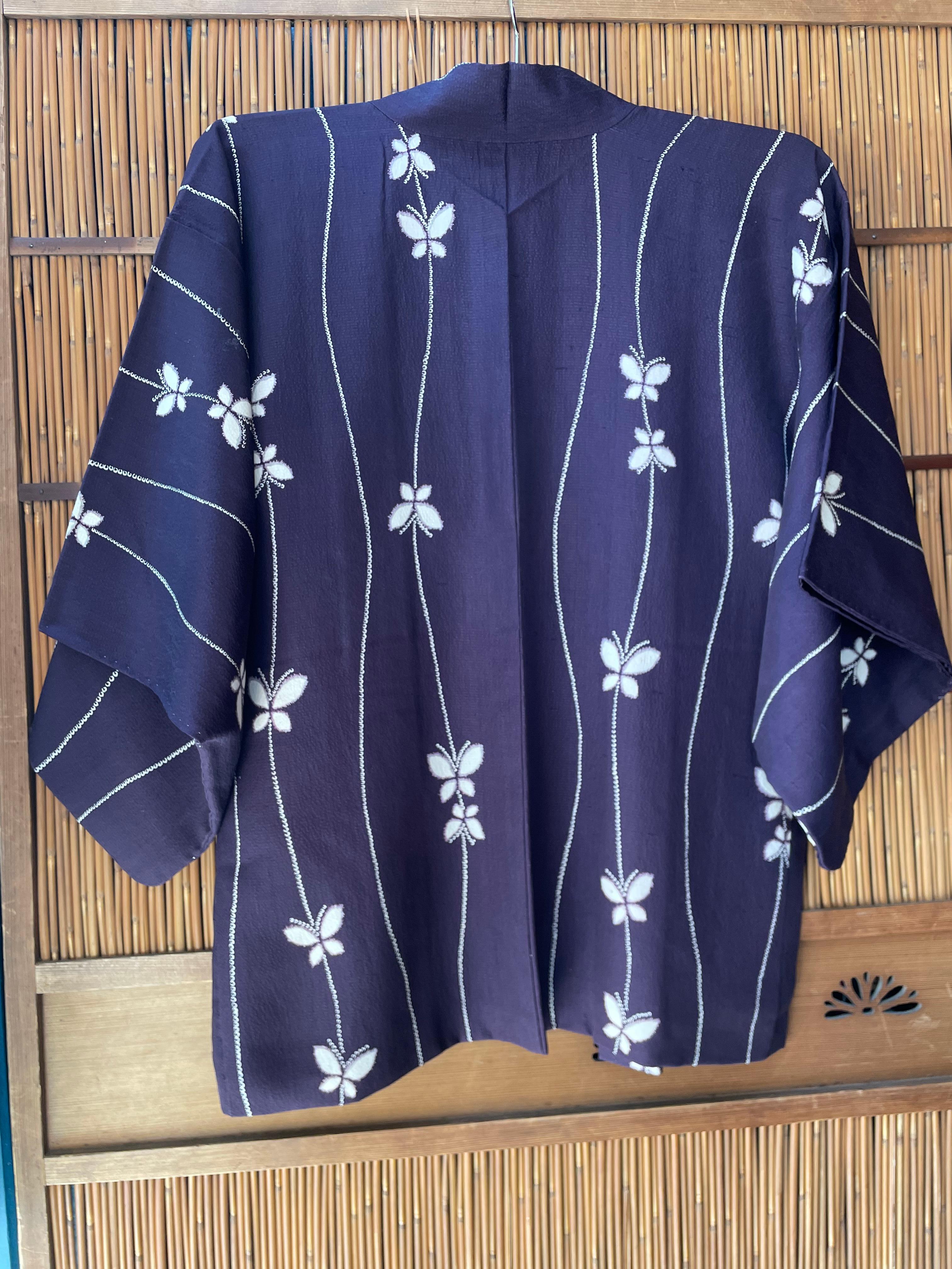This is a jacket for women called Haori in Japan. This was made around 1940s in Showa era.

-Details-
Design: butterflies 
Fabric: Silk
Era: Showa (1940 - 1950)
Color: purple and white

Dimensions(cm):
Length 77
Width: 64
Sleeve length: