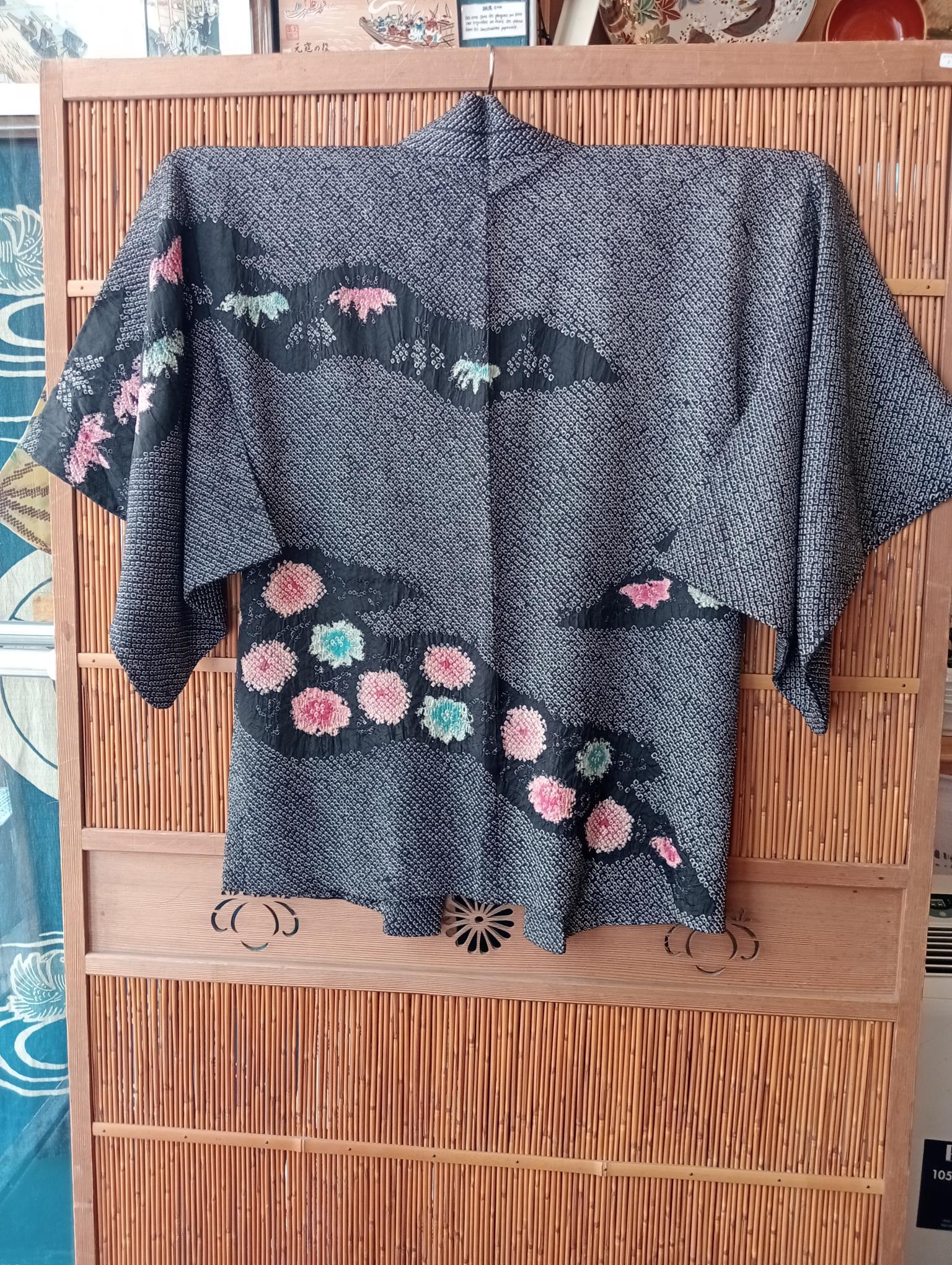 Se trata de una chaqueta de seda (abrigo para el invierno) fabricada en Japón.
Se fabricó en la era Showa, alrededor de la década de 1950.
Hay dos haori himo para cerrar esta chaqueta. 

El haori es una chaqueta tradicional japonesa que se lleva