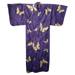 Japanischer lila Yukata mit gelbem Schmetterlingsmuster 1970er Jahre