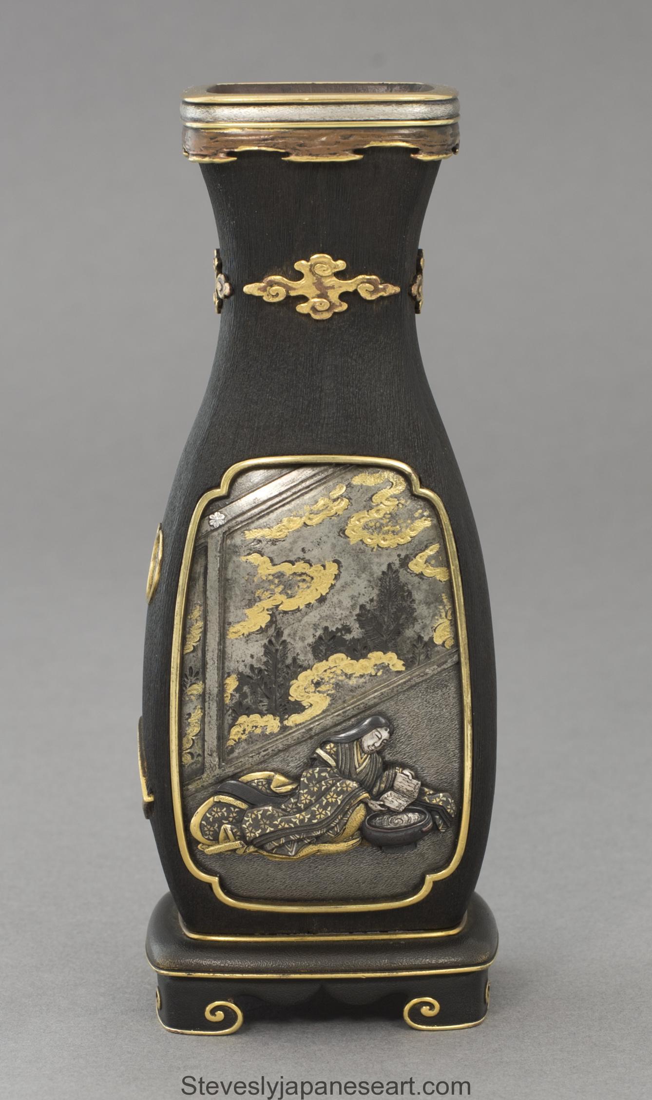 Dans le cadre de notre collection d'œuvres d'art japonaises, nous sommes ravis d'offrir cette paire de vases très inhabituelle de la période Meiji 1868-1912, vers 1890. Les vases en bois dur sont soutenus par des pieds en console à volutes et sont