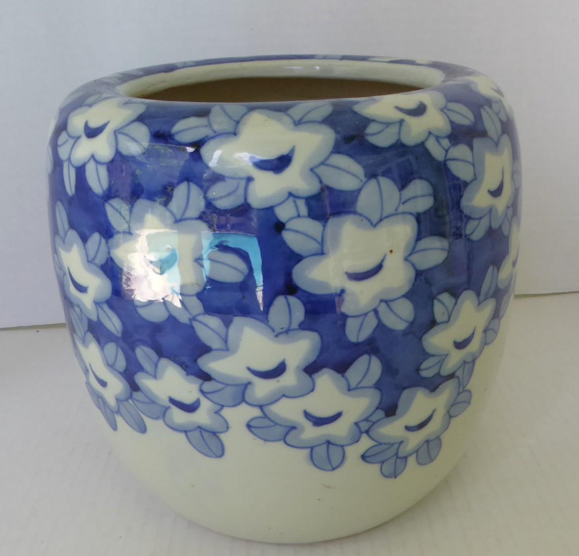 Asiatischer moderner Steingut-Hibachi aus Japan, 1950er Jahre. Hübsches Dekor aus großen blauen und weißen Blüten mit Blättern, wahrscheinlich Pflaumen- oder Pfirsichblüten, die für Ausdauer und Hoffnung stehen. Die Blüten sehen aus wie kleine