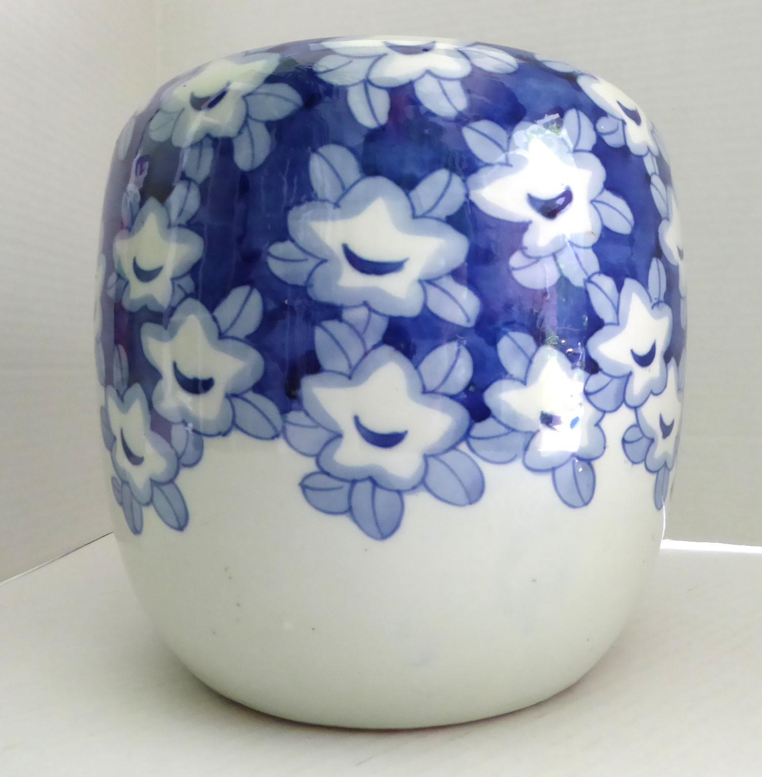 Japanisches Hibachi-Steingeschirr aus blauem und weißem Steingut mit handbemalten Pflaumenblüten, 1950er Jahre (Moderne) im Angebot