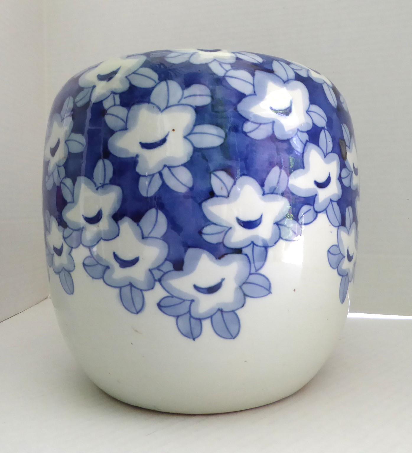 Japanisches Hibachi-Steingeschirr aus blauem und weißem Steingut mit handbemalten Pflaumenblüten, 1950er Jahre im Zustand „Gut“ im Angebot in Miami, FL