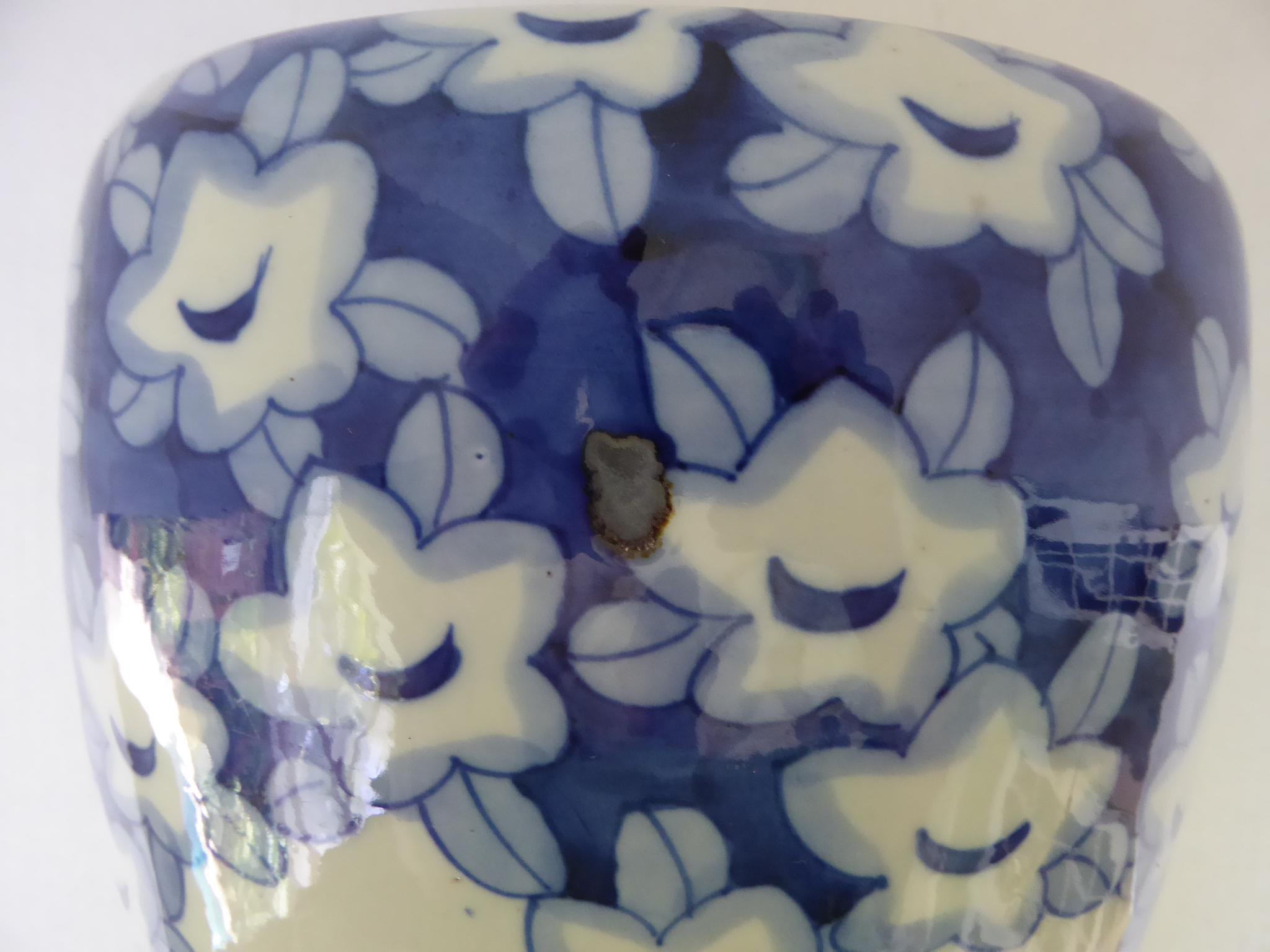 Japanisches Hibachi-Steingeschirr aus blauem und weißem Steingut mit handbemalten Pflaumenblüten, 1950er Jahre (Mitte des 20. Jahrhunderts) im Angebot
