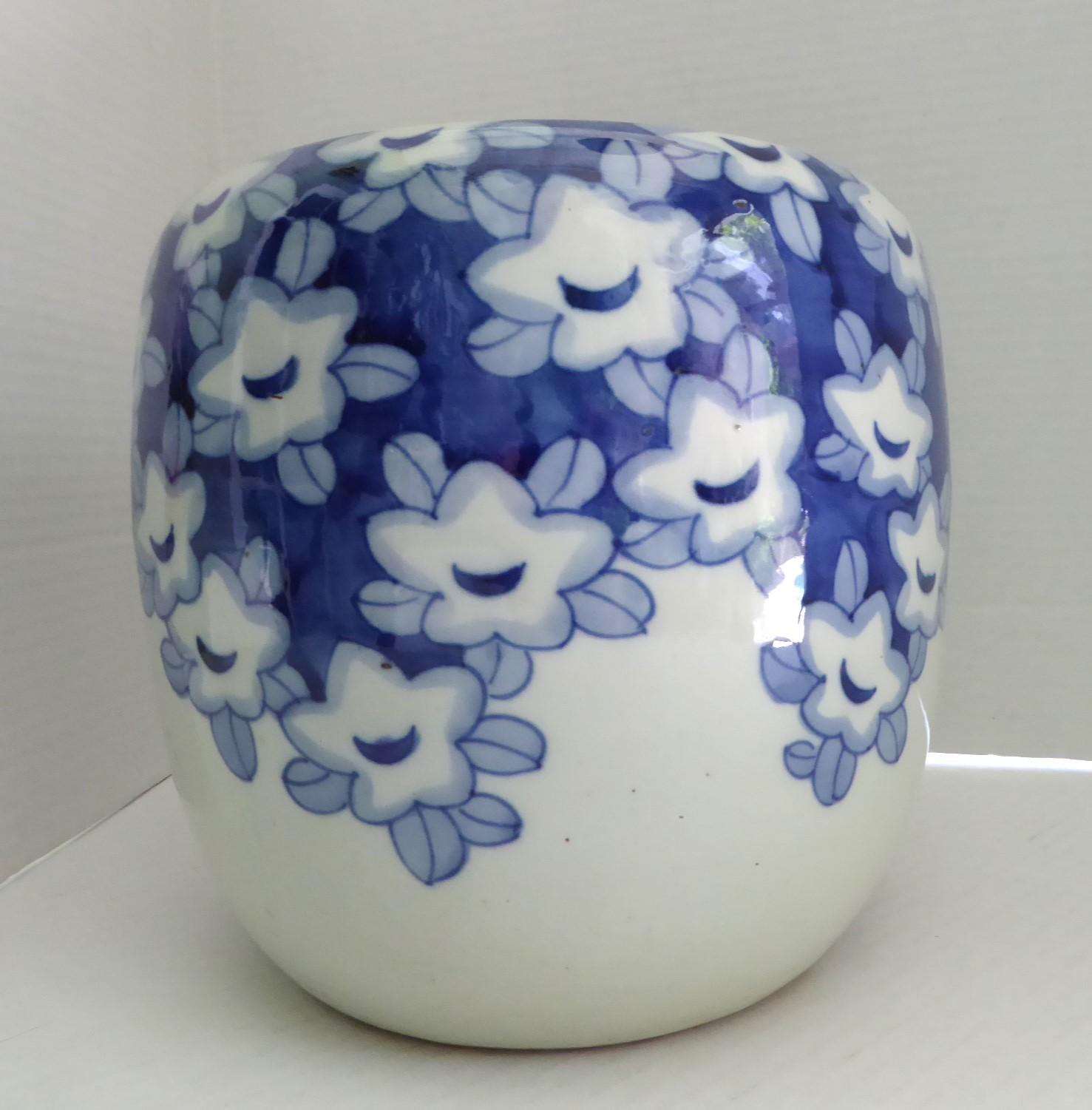 Japanisches Hibachi-Steingeschirr aus blauem und weißem Steingut mit handbemalten Pflaumenblüten, 1950er Jahre im Angebot 2