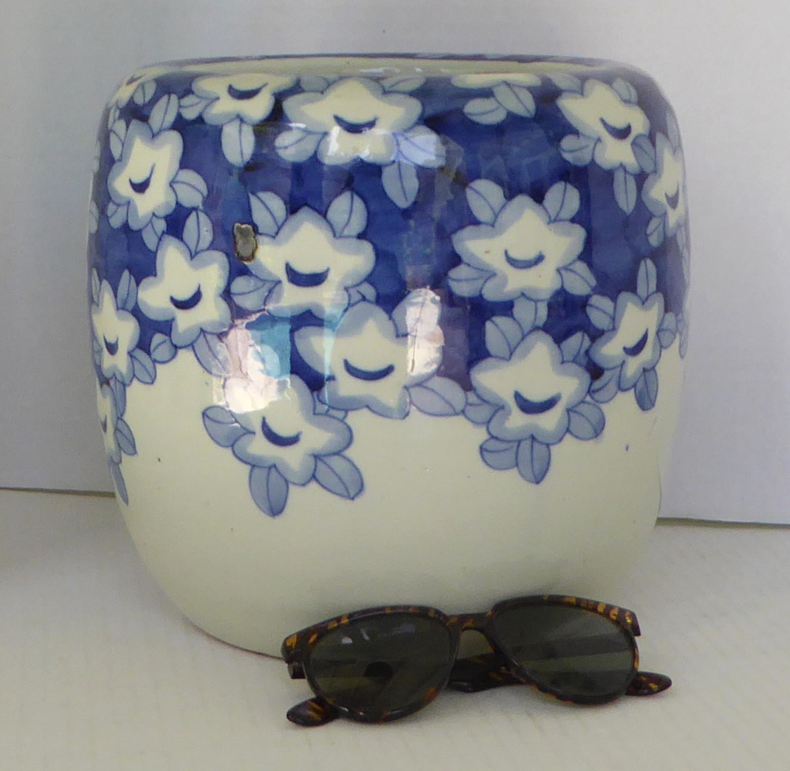 Japanisches Hibachi-Steingeschirr aus blauem und weißem Steingut mit handbemalten Pflaumenblüten, 1950er Jahre im Angebot 3