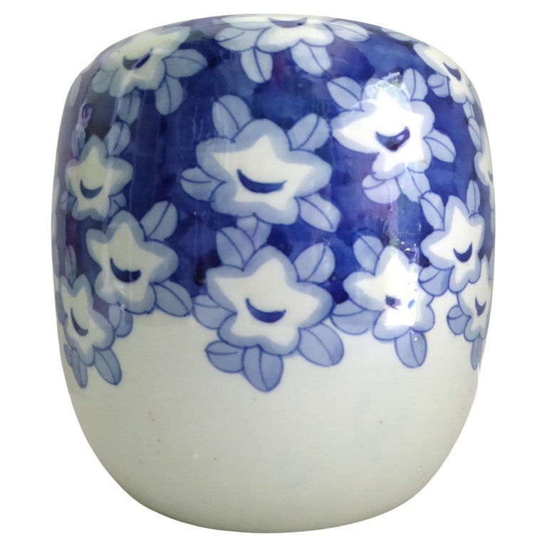 Japanisches Hibachi-Steingeschirr aus blauem und weißem Steingut mit handbemalten Pflaumenblüten, 1950er Jahre im Angebot bei 1stDibs Deutschland