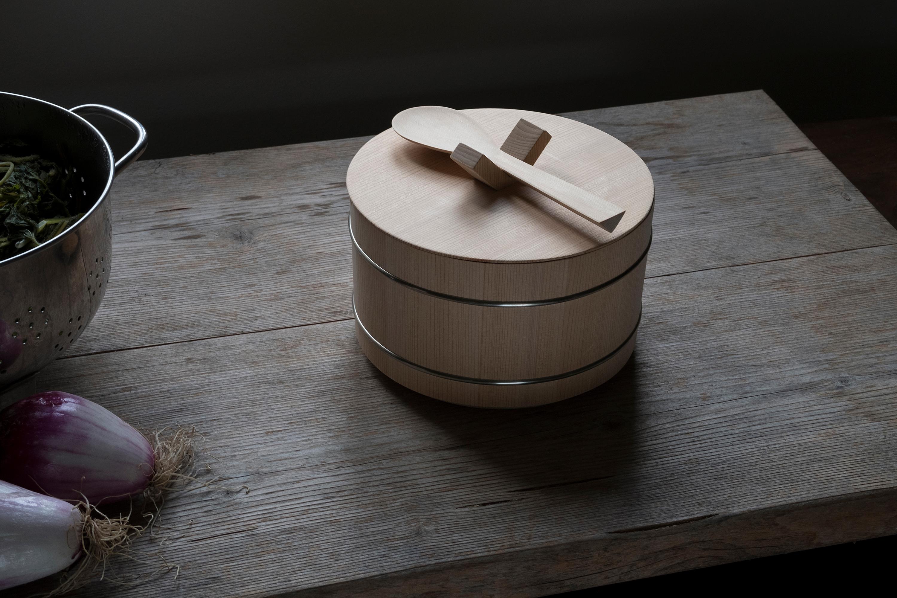 Shori is a reinterpretation of the Ohitsu, the traditional Japanese rice container. The heart of the project is the V-shaped knob on the lid; this allows, during use on the
table, to hook the lid to the container avoiding to occupy further space on