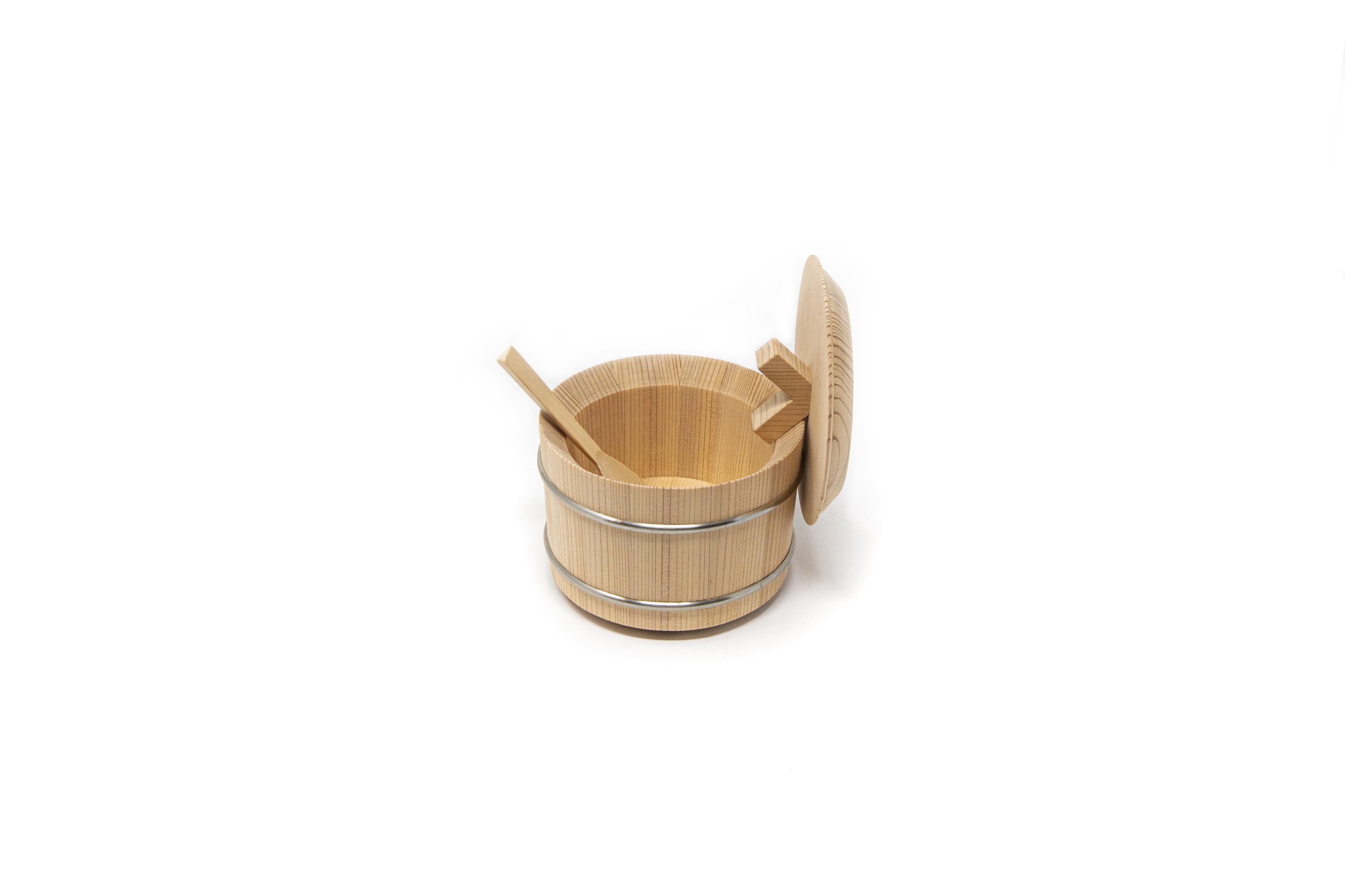Sweet Shori is a precious sugar bowl. The heart of the project is the V-shaped knob on the lid; this allows, during use on the table, to hook the lid to the container avoiding to occupy further space on the top and when it is closed it host the