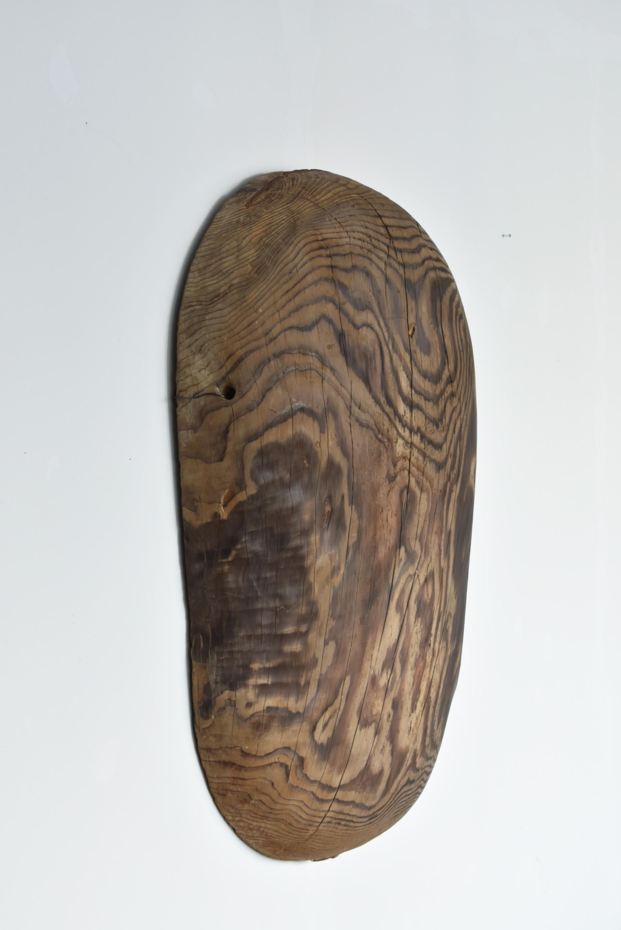 I was lucky enough to receive a very rare item.
A large oval boat made by hollowing out a thick cedar board.
This is a tool that was originally used in rice fields, and when planting rice seedlings, it is placed on top of this boat and pulled by a