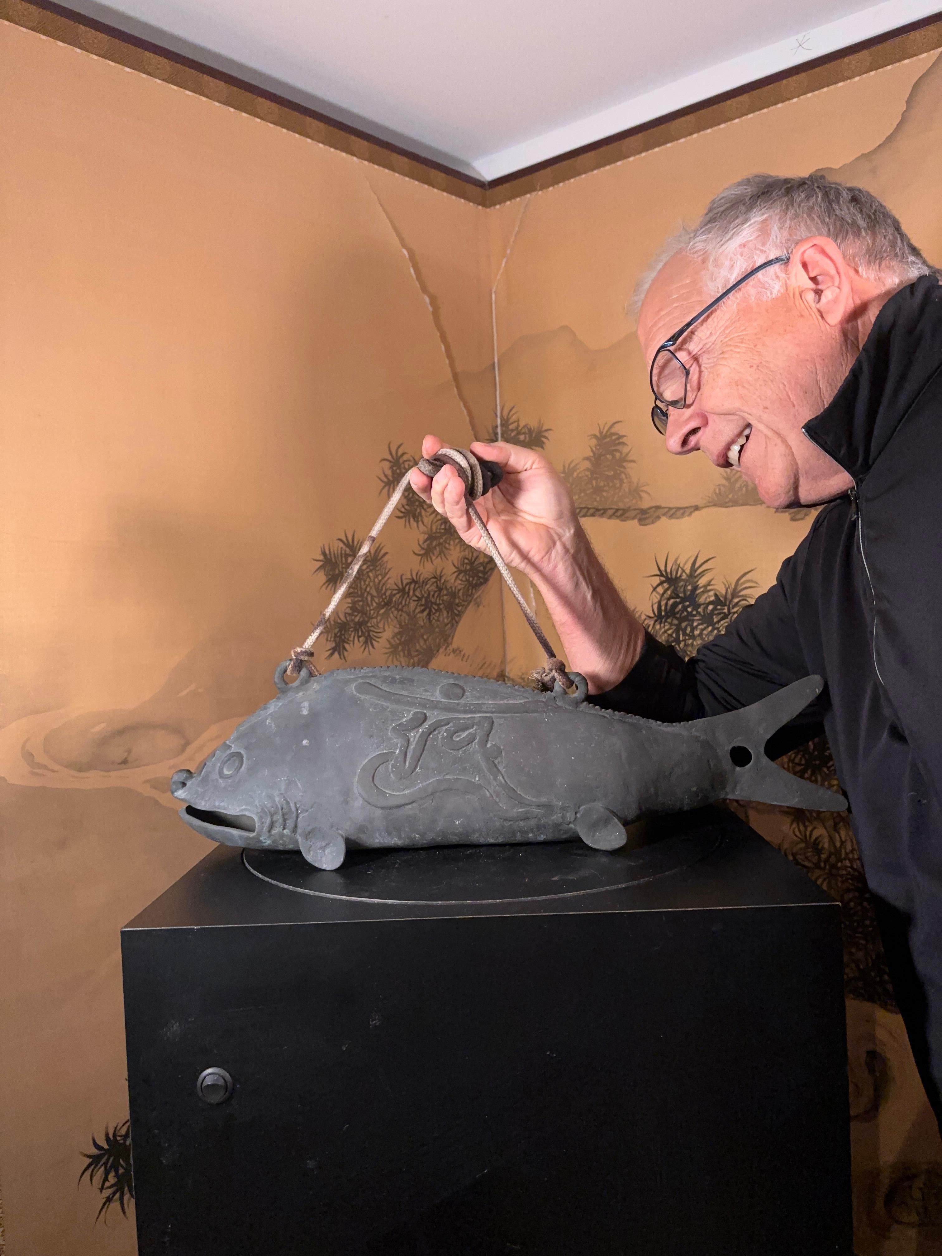 Enorme campana gong de pez: la primera que hemos visto en este raro tamaño a gran escala, 22 pulgadas de longitud

Inmediatamente utilizable.

Elaborada con la antigua técnica de la cera perdida, esta campana es un estilo de arte japonés Shinto Suzu
