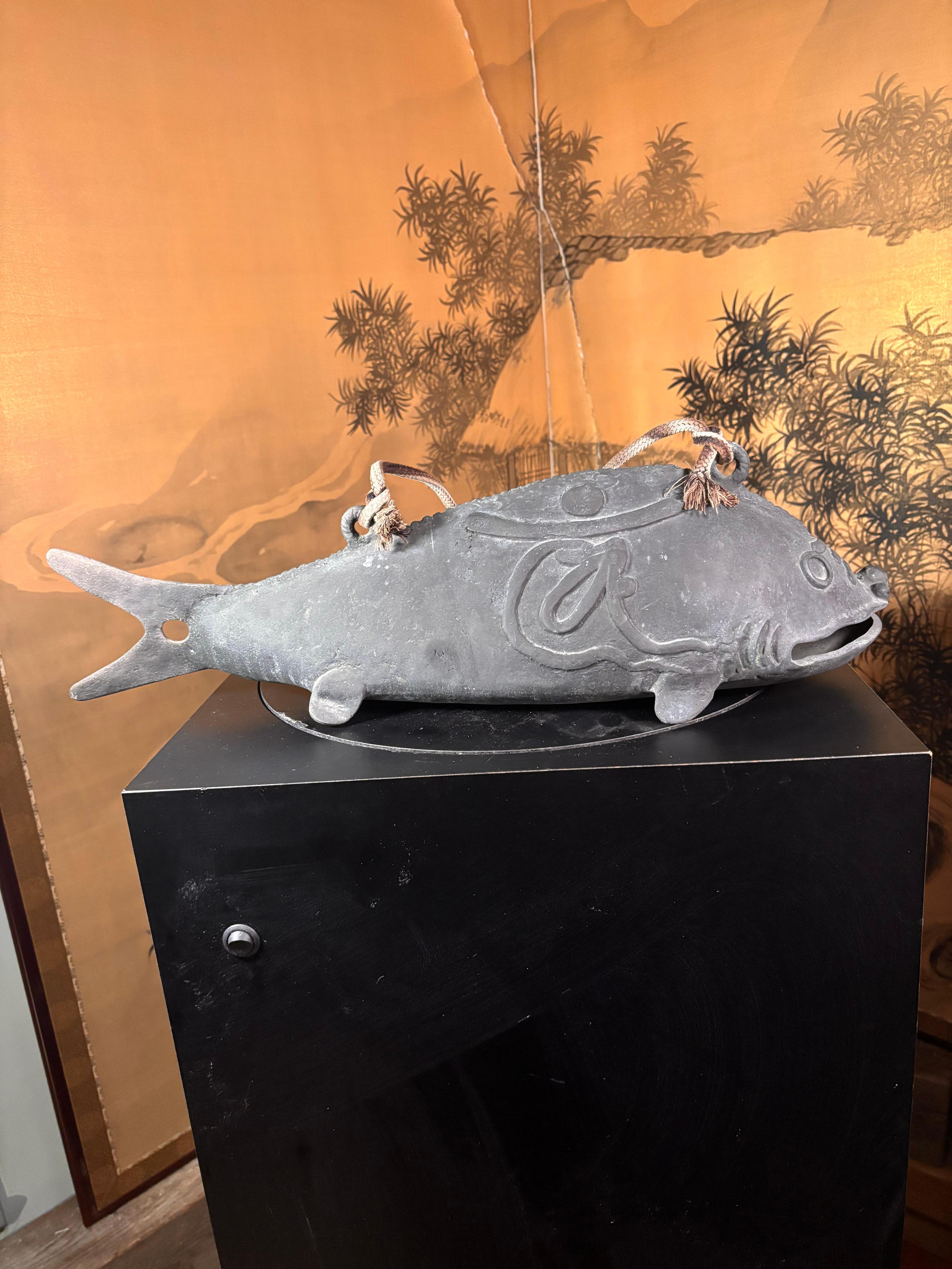 Gong de Campana de Pez Japonés de Bronce Antiguo con Percutor en venta 1