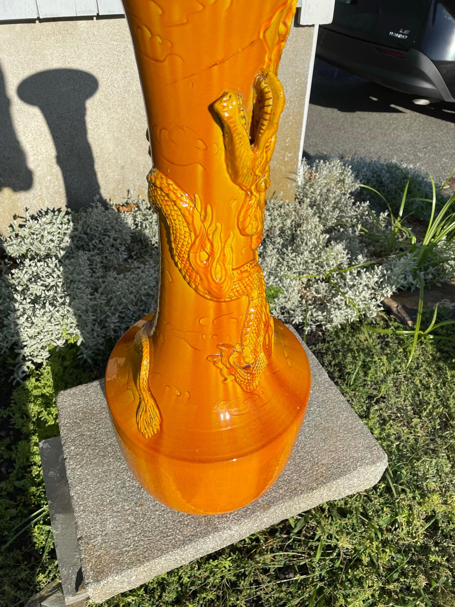 Grand vase japonais ancien trompette de dragon jaune, 29 pouces en vente 3
