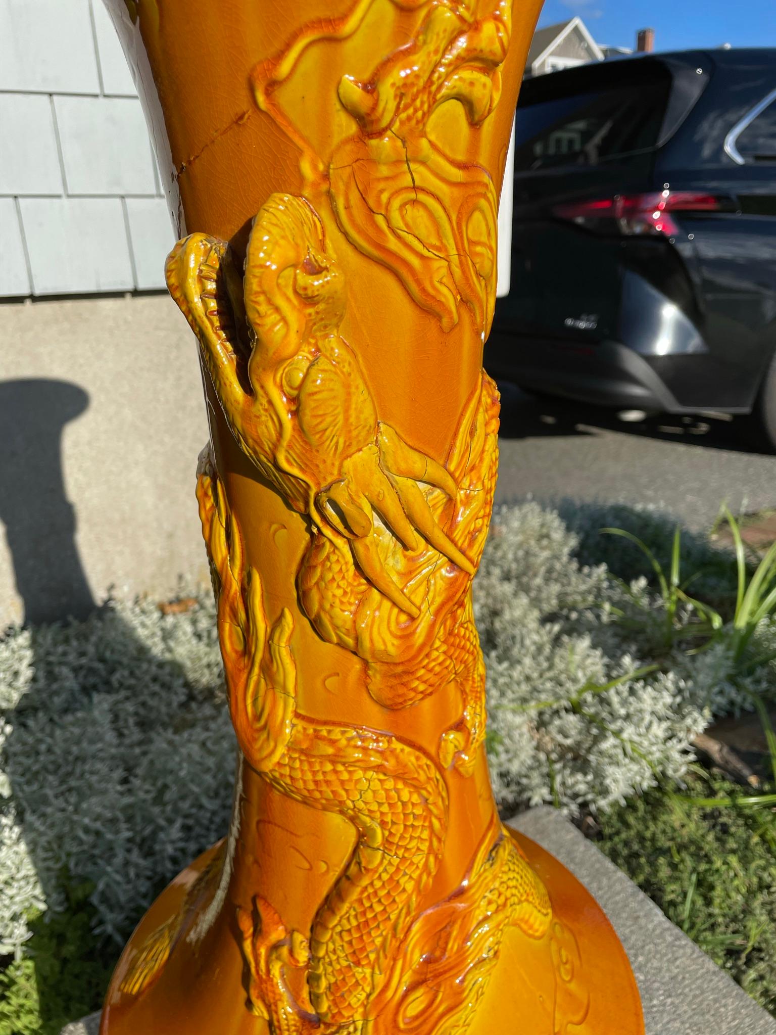 Grand vase japonais ancien trompette de dragon jaune, 29 pouces en vente 4