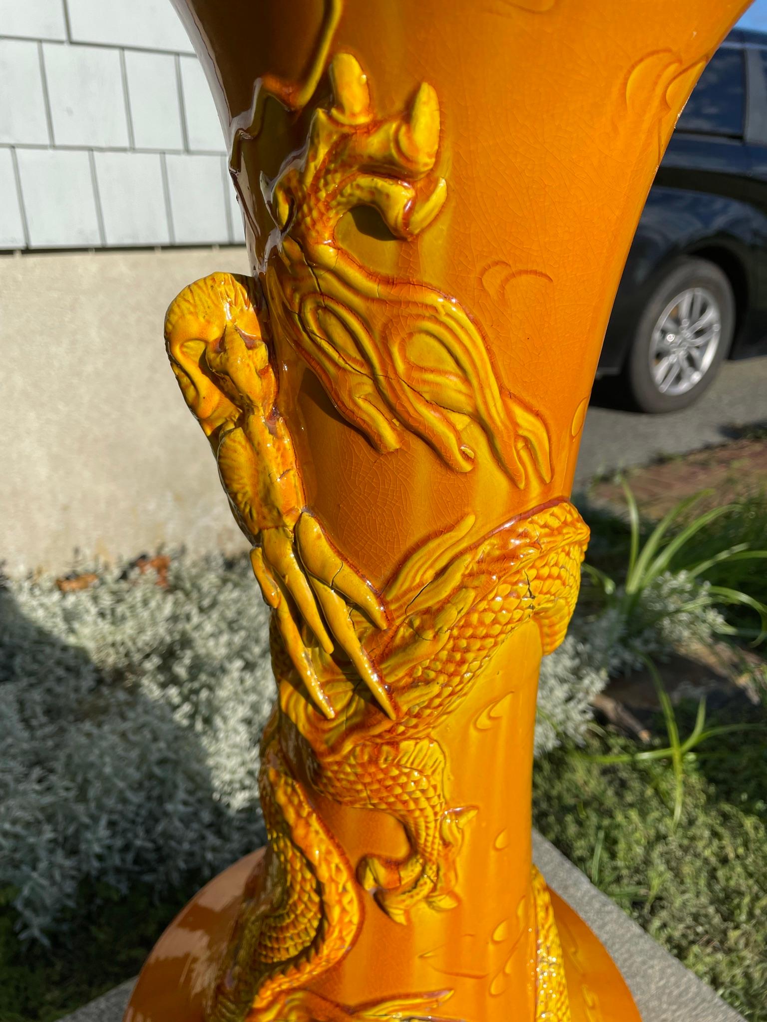 Grand vase japonais ancien trompette de dragon jaune, 29 pouces en vente 5