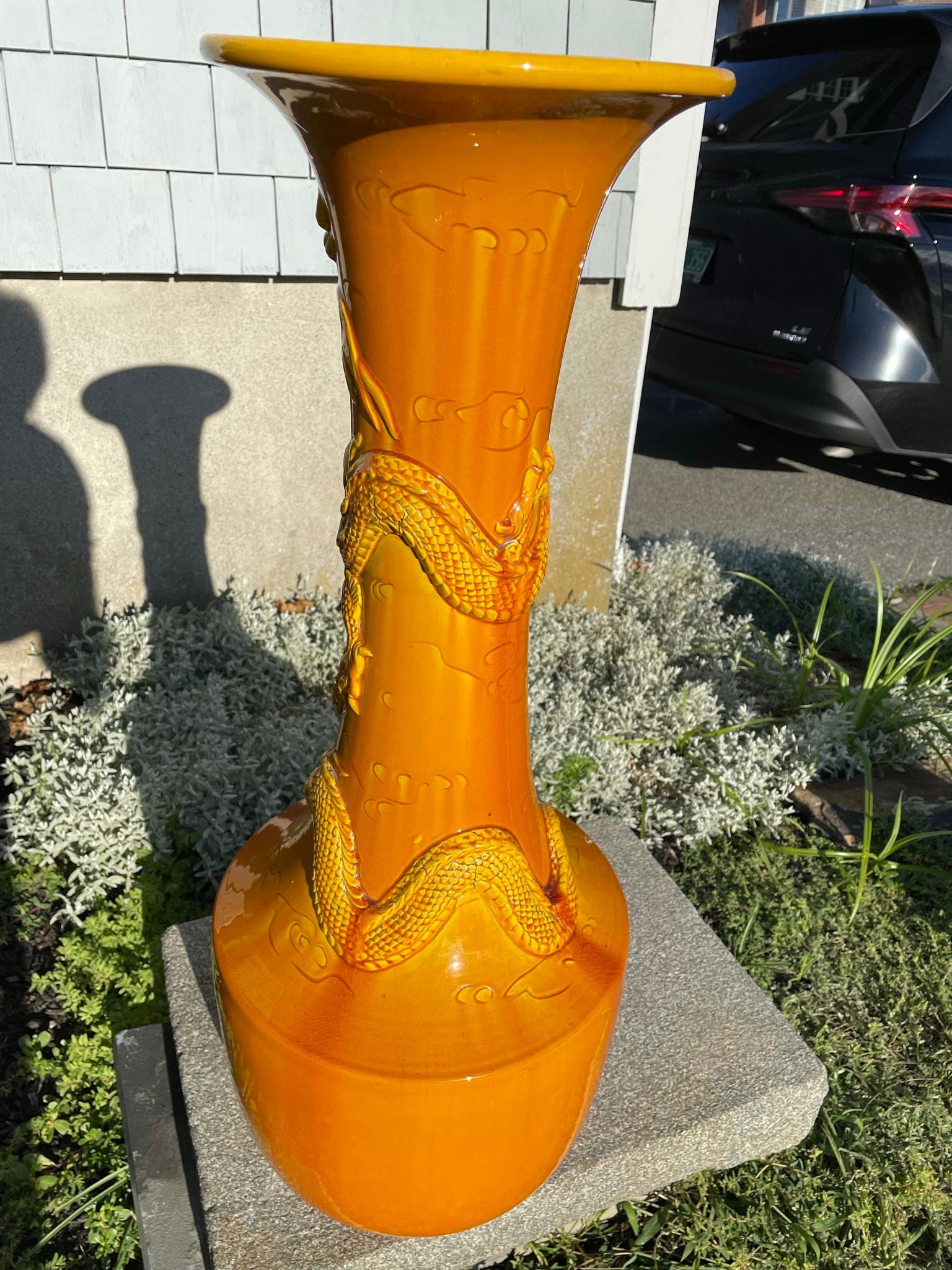 Vernissé Grand vase japonais ancien trompette de dragon jaune, 29 pouces en vente