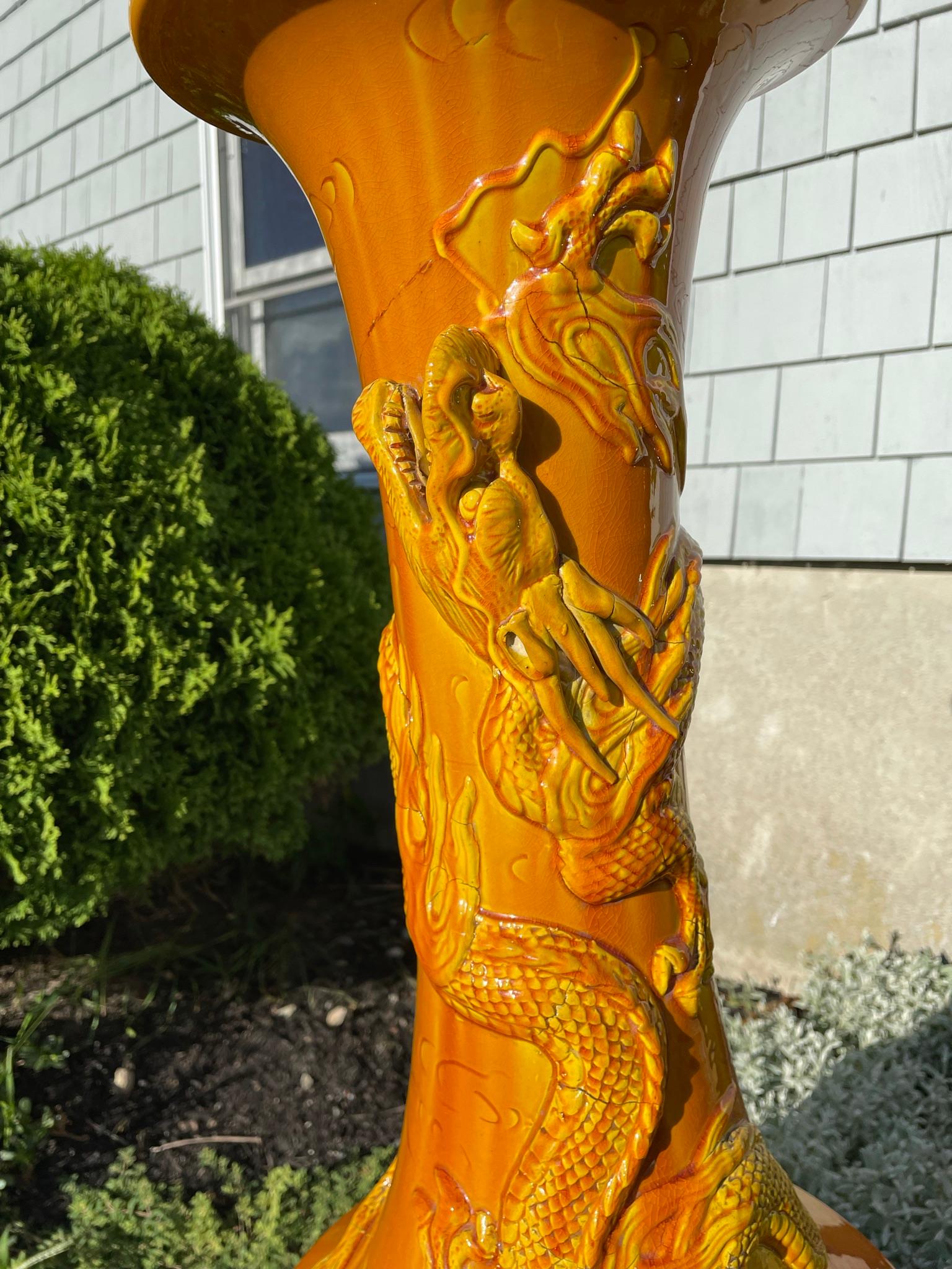Grand vase japonais ancien trompette de dragon jaune, 29 pouces Bon état - En vente à South Burlington, VT