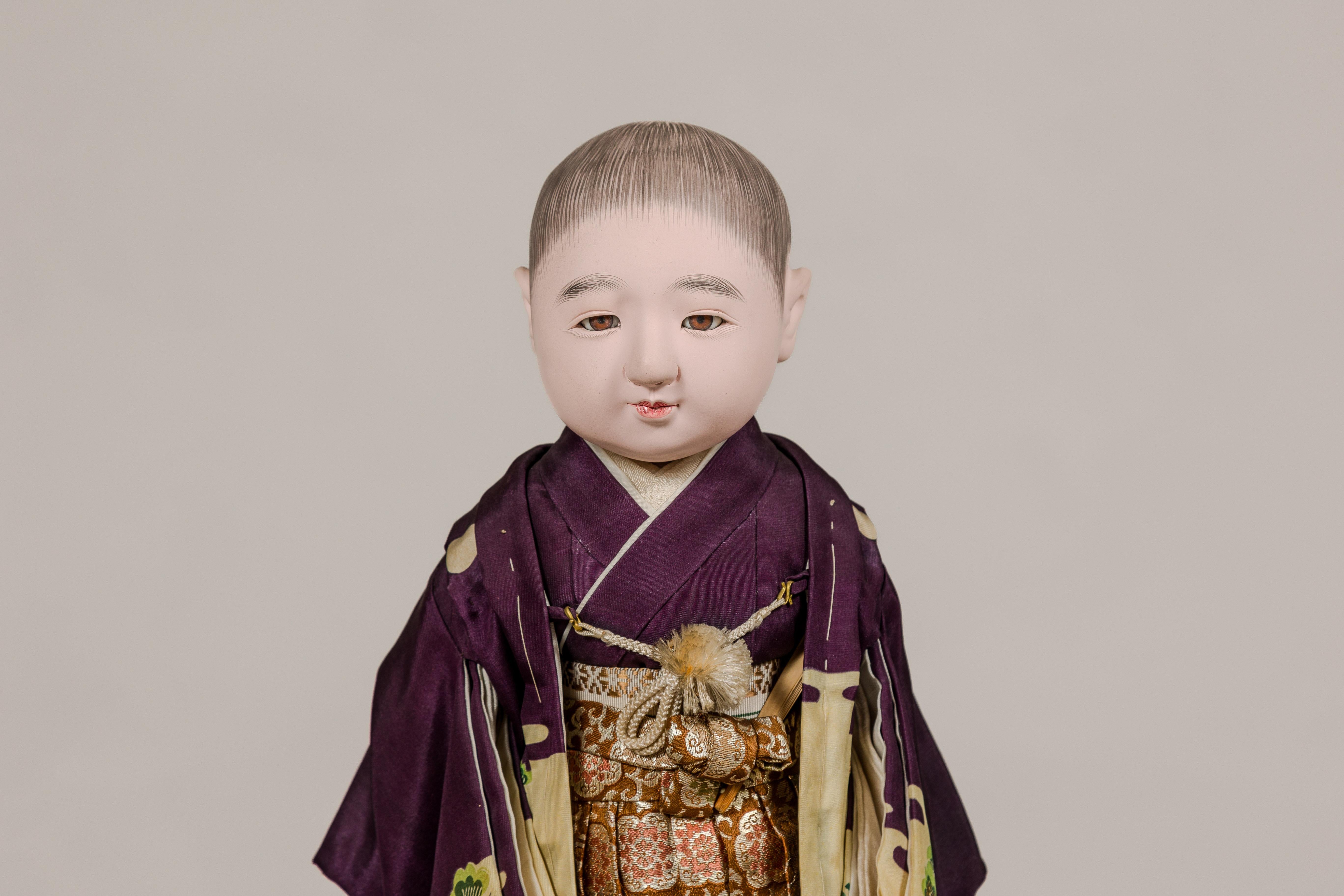 Japanische Ichimatsu-Puppe eines kleinen Jungen in einem Stadt-Kimono, um 1950 (Porzellan) im Angebot