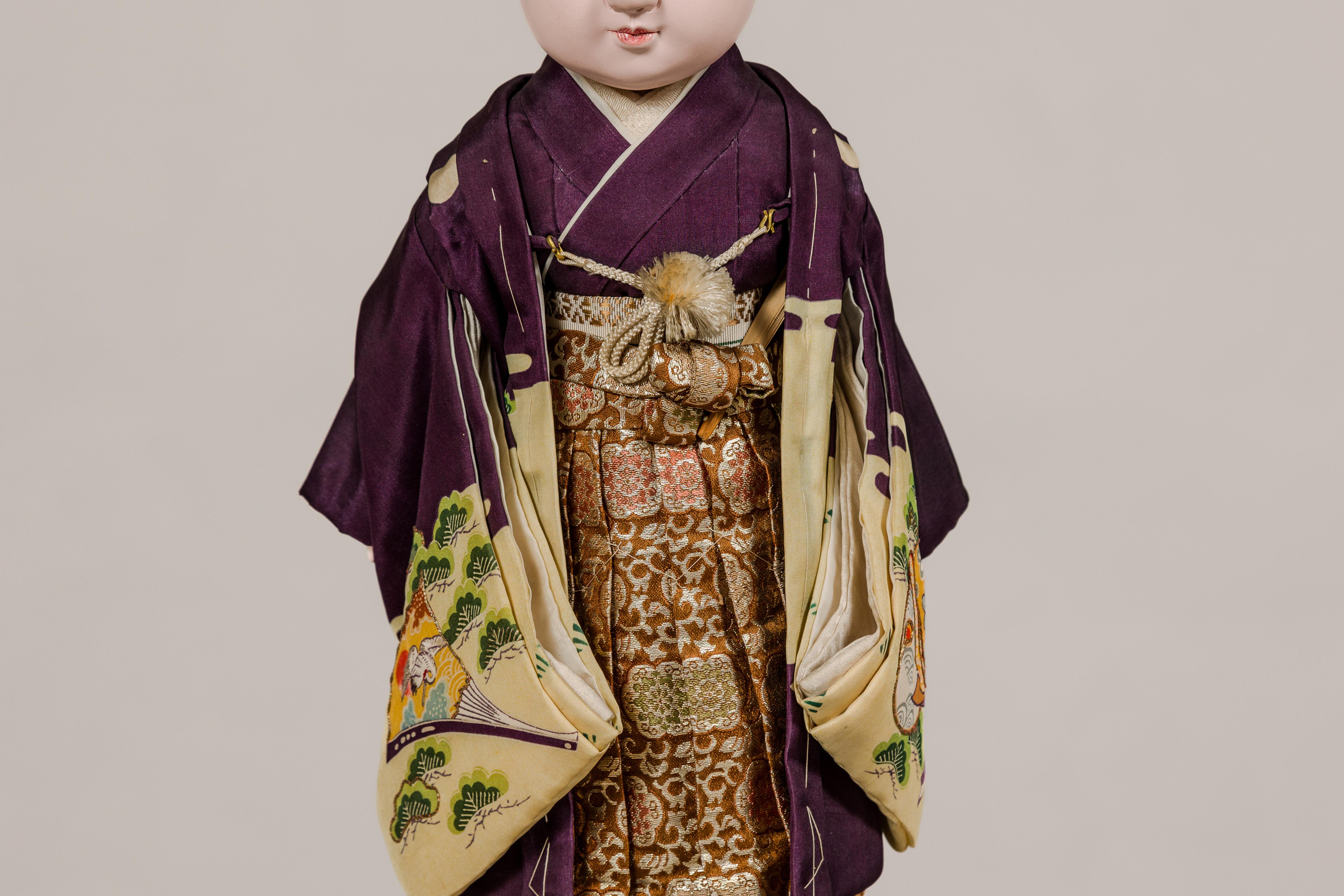 Porcelaine Poupée japonaise Ichimatsu représentant un petit garçon vêtu d'un kimono de ville, vers 1950 en vente