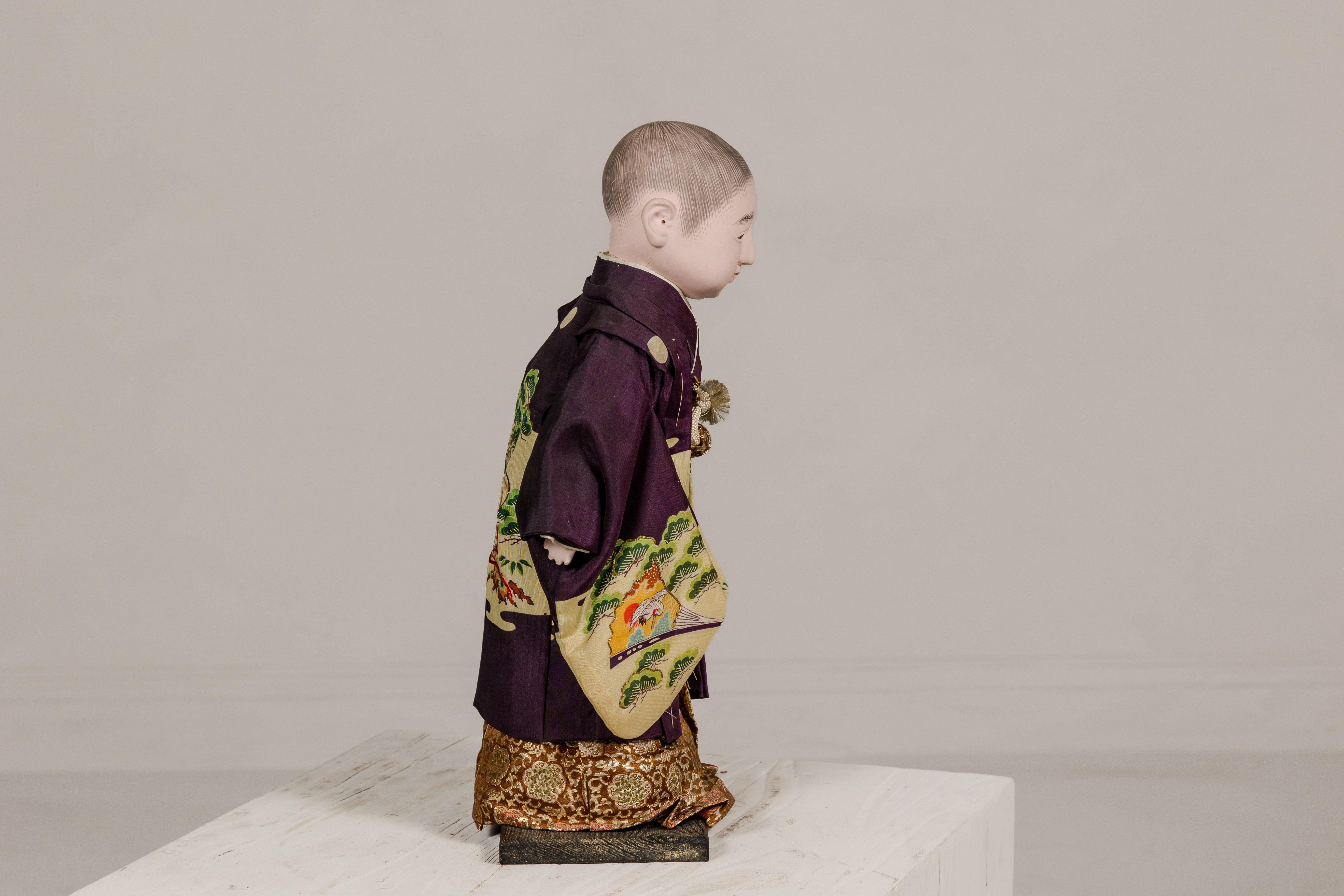 Poupée japonaise Ichimatsu représentant un petit garçon vêtu d'un kimono de ville, vers 1950 en vente 3