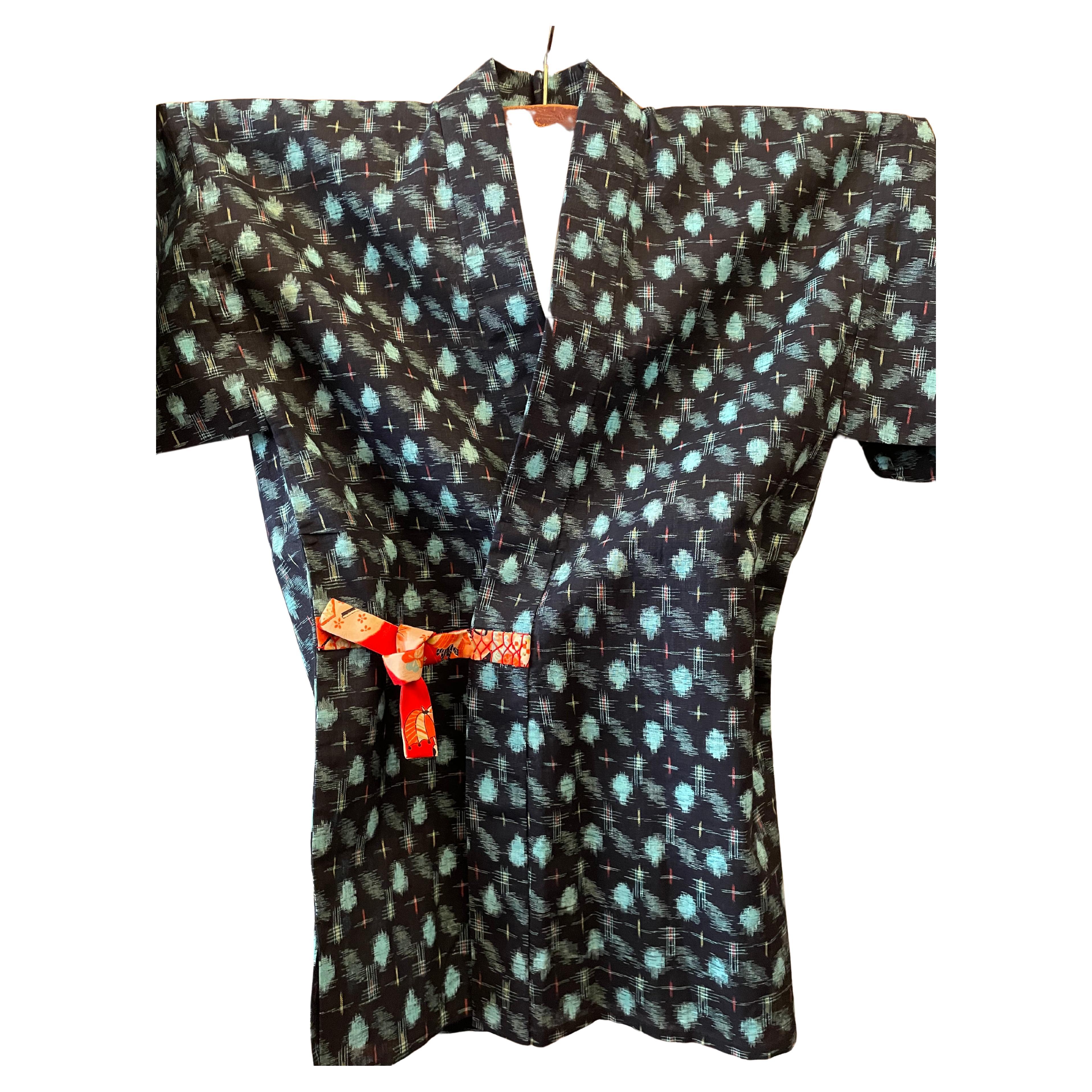 Il s'agit d'une veste fabriquée au Japon, appelée kasuri. Cette veste en kasuri a été fabriquée dans les années 1970.
Certains paysans le portaient pour aller travailler. Il est réalisé en coton Ikat.

Dimensions :
Hauteur du Kasuri 82 cm
Largeur du