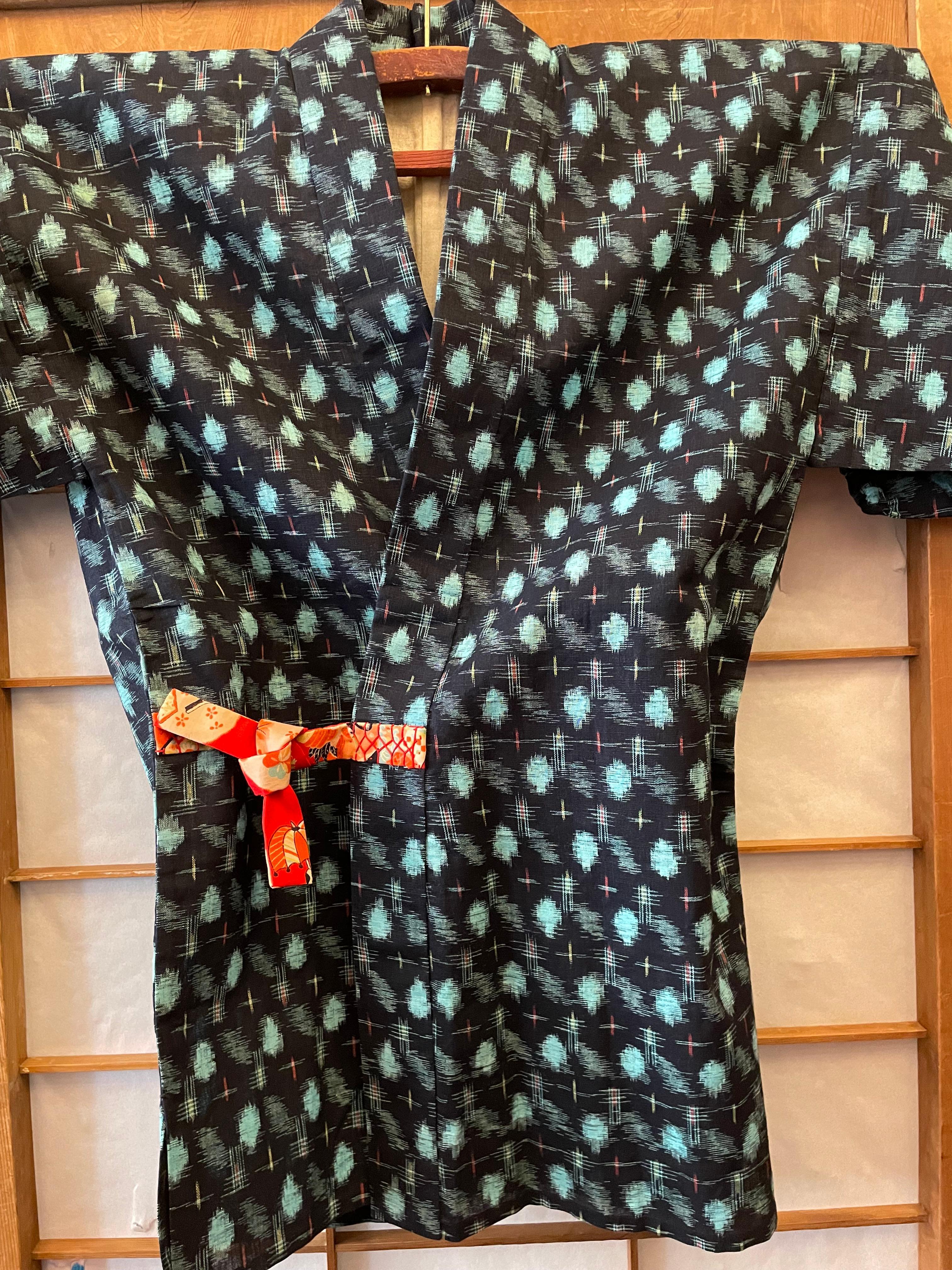 Japanese Ikat Peasant Cotton Kasuri Jacket with Belts 1970s In Good Condition For Sale In Paris, FR