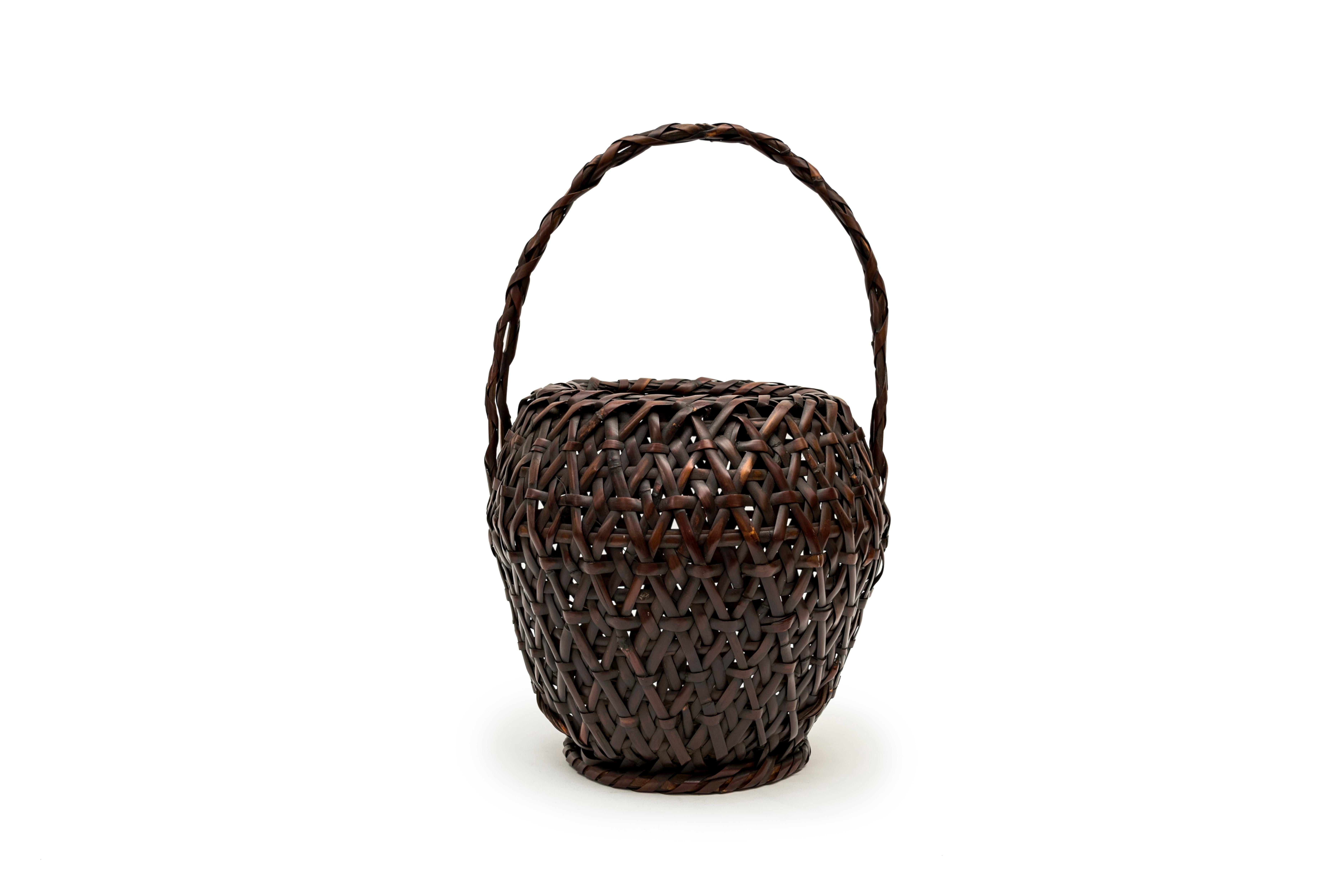 Panier Ikebana (hanakago) en osier de bambou verni brun foncé de forme arrondie avec une anse torsadée. 

L'Ikebana ou Ka-do (la voie des fleurs) est un art traditionnel japonais de la composition florale. Contrairement à l'art floral occidental,