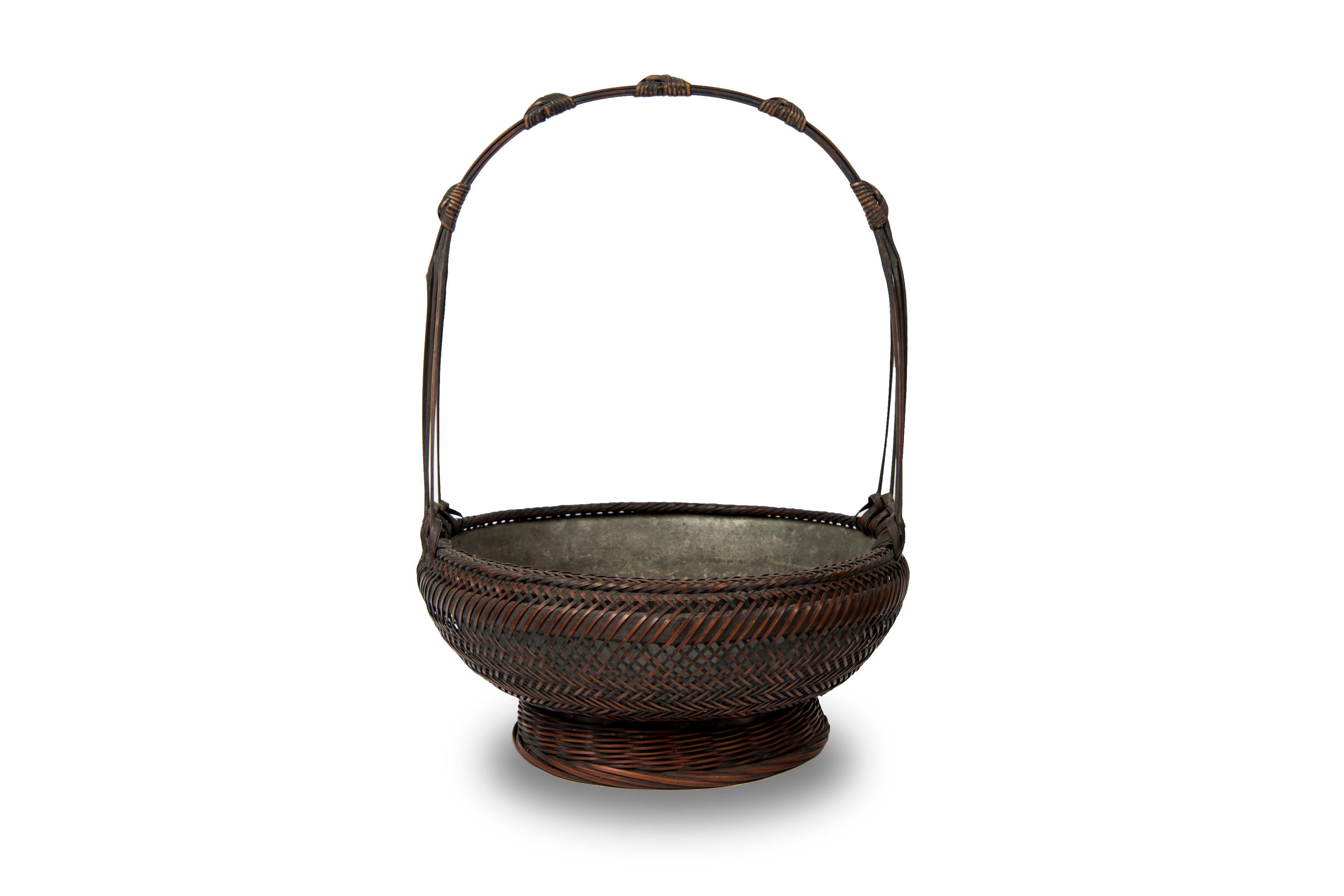 Cestino circolare da ikebana con manico (hanakago) in stile cinese, in bambù e rattan sbiadito. Interno in lega di rame.

L'Ikebana o Ka-do (la via dei fiori) è un'arte tradizionale giapponese di composizione floreale. A differenza dell'arte