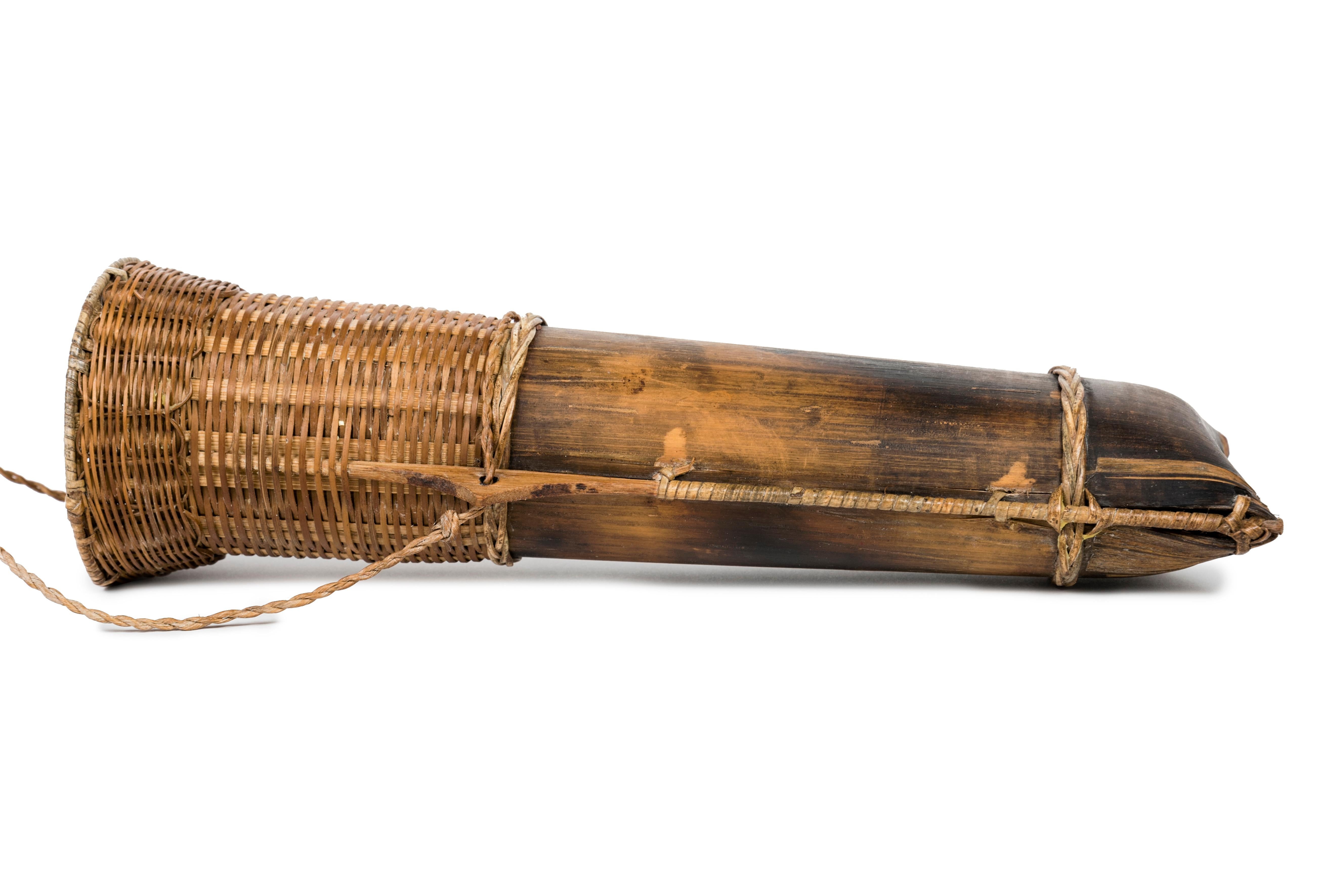 Cesta japonesa ikebana o hanakago diseñada para ser colgada siglo XX en venta