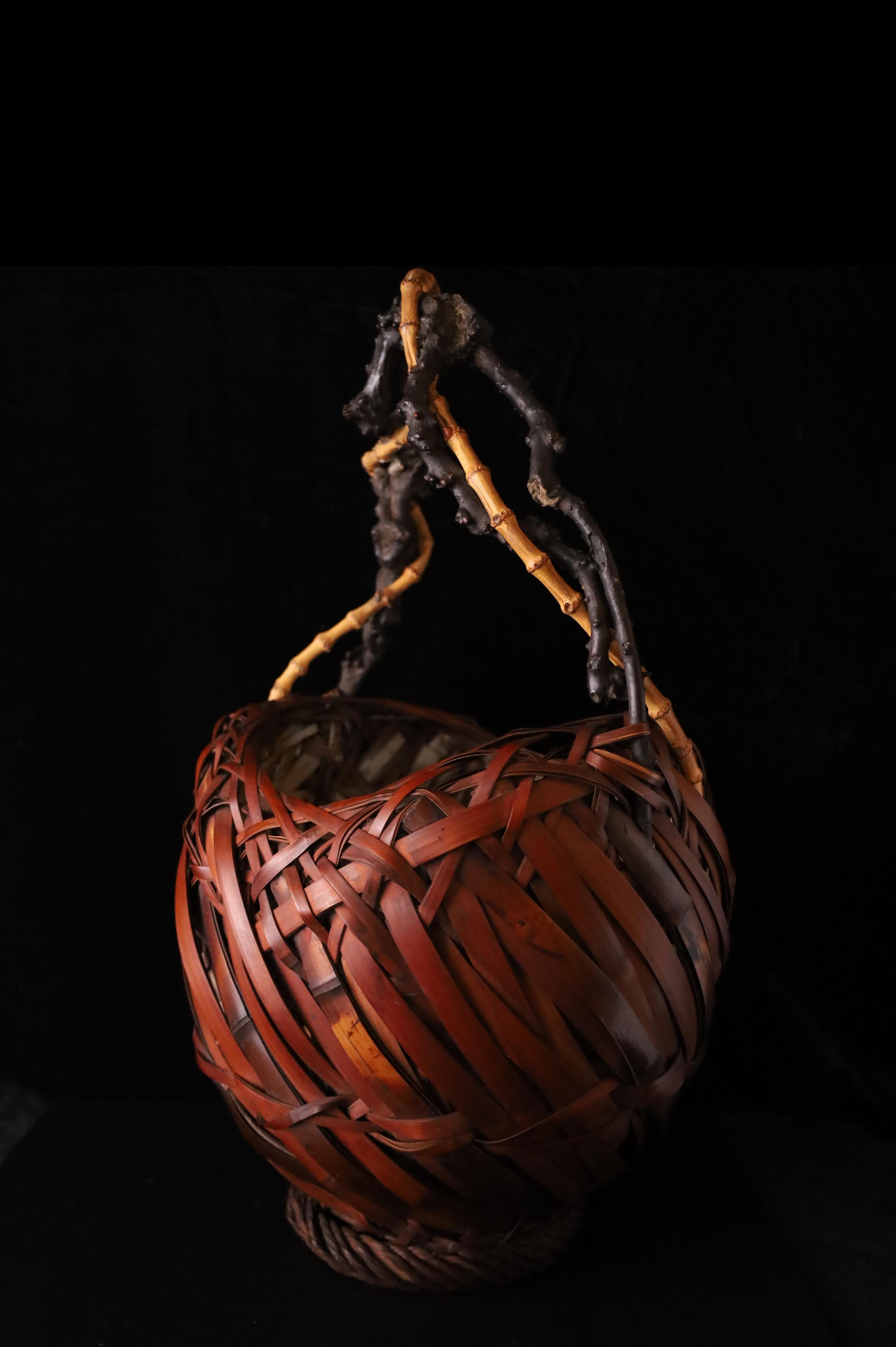 Japanischer Ikebana-Korb mit natürlichem Branch-Griff, 19. Jahrhundert (Handgewebt) im Angebot