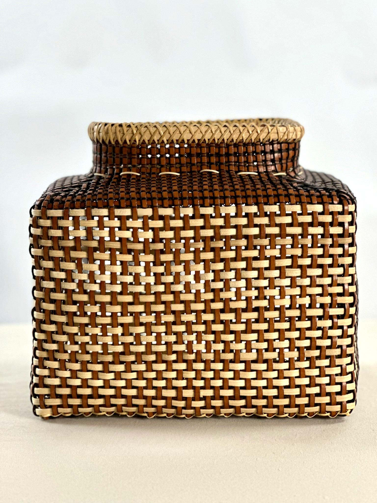 JoverValls continues its work of creating objects that recover the traditions of local craftsmanship.

JoverValls is pleased to present its new collection of basketry, an innovative fusion of materials in which leather, brass, and cane intertwine to